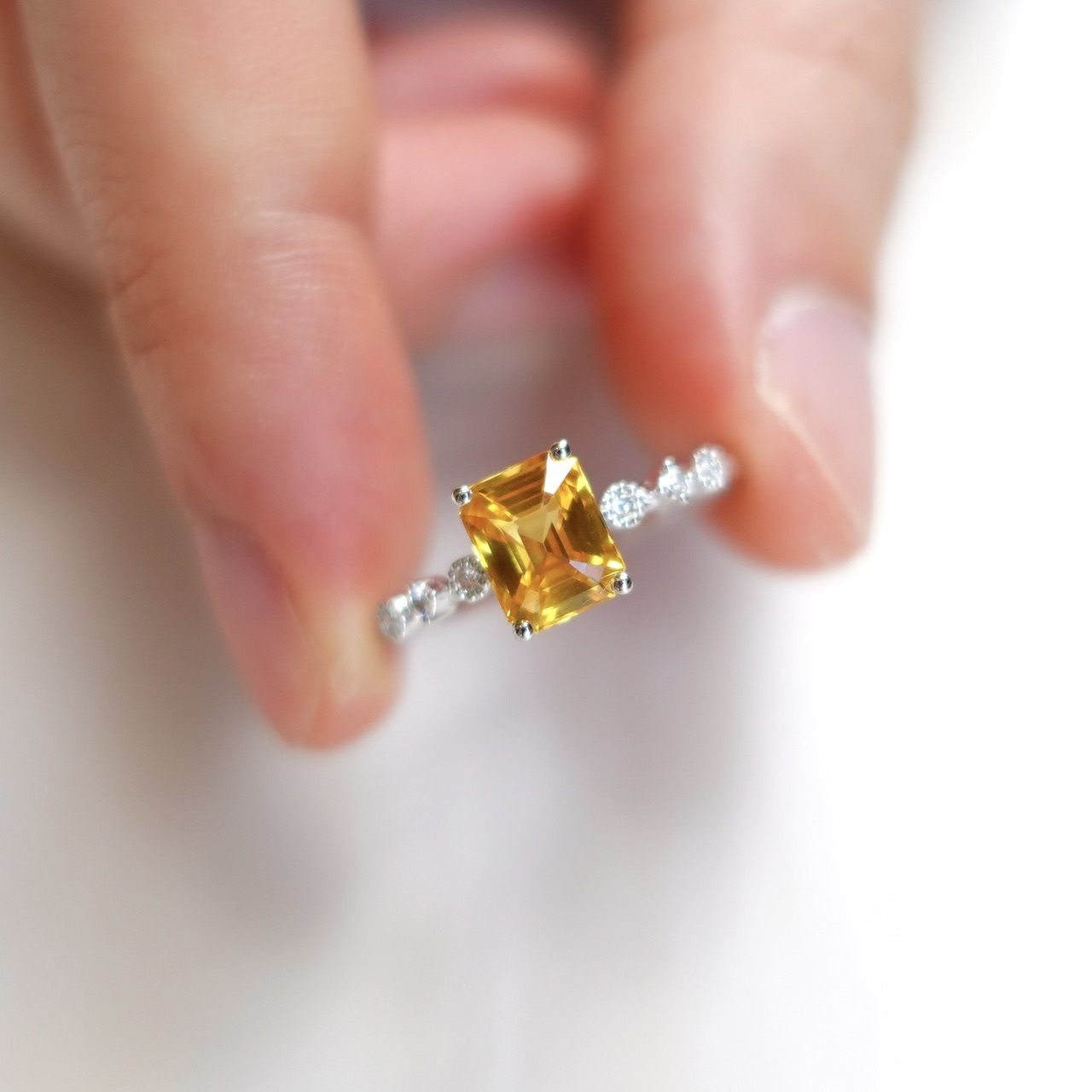 18K金鑲嵌金絲雀黃藍寶石鑽石戒指- 配CGTL寶石鑑定證書