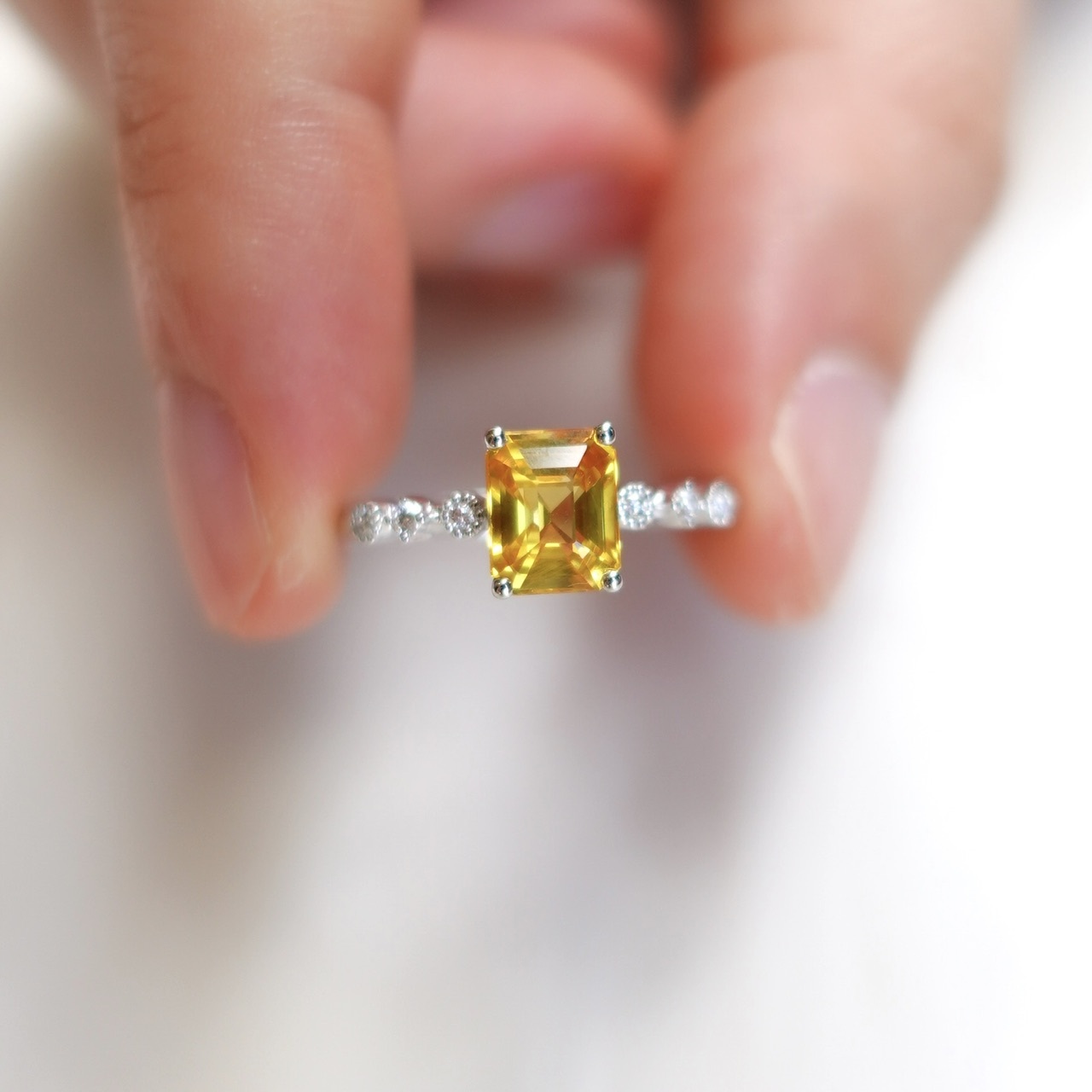 18K金鑲嵌金絲雀黃藍寶石鑽石戒指- 配CGTL寶石鑑定證書