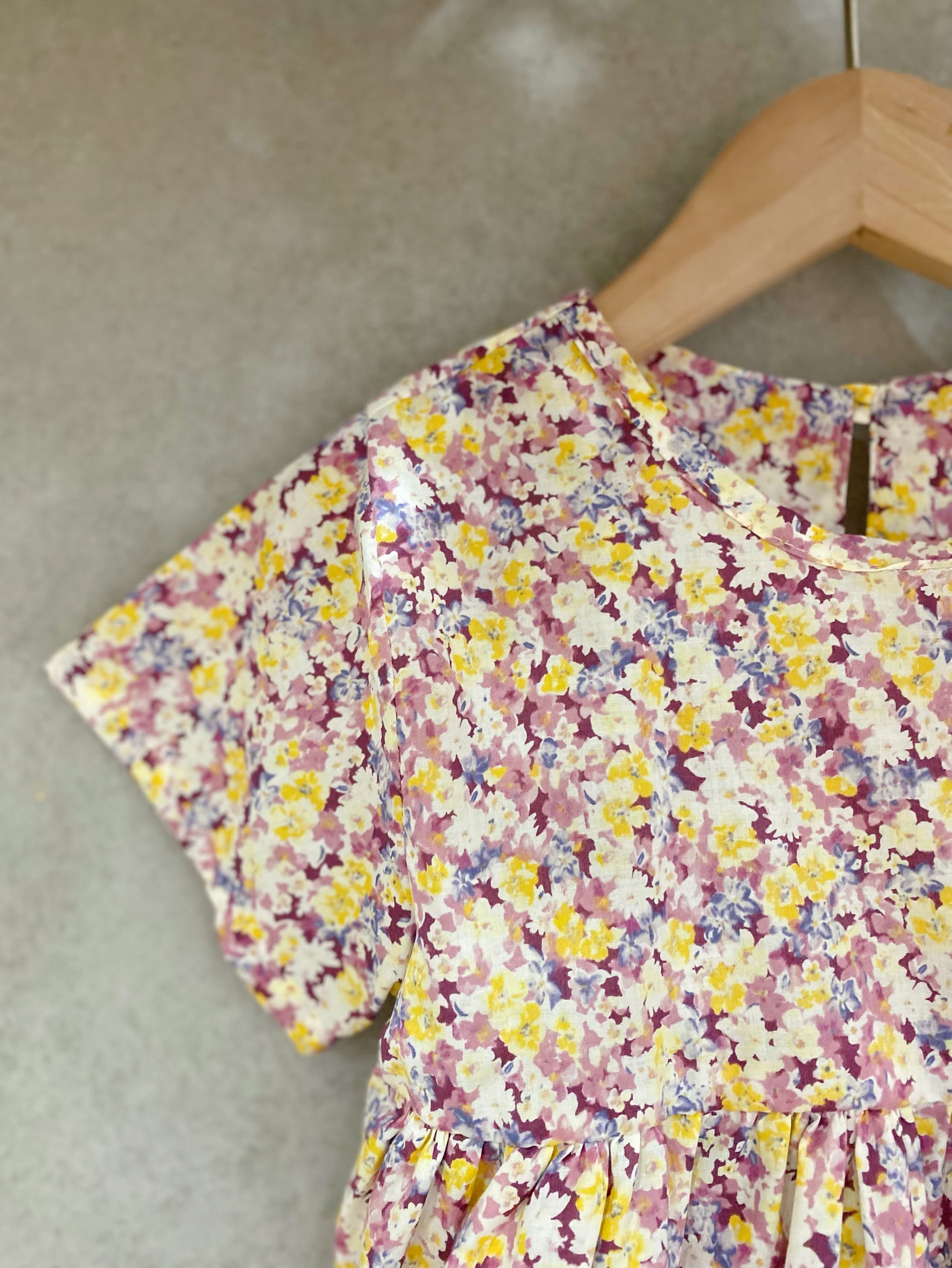 繽紛小碎花 裙擺搖搖套裝（90）