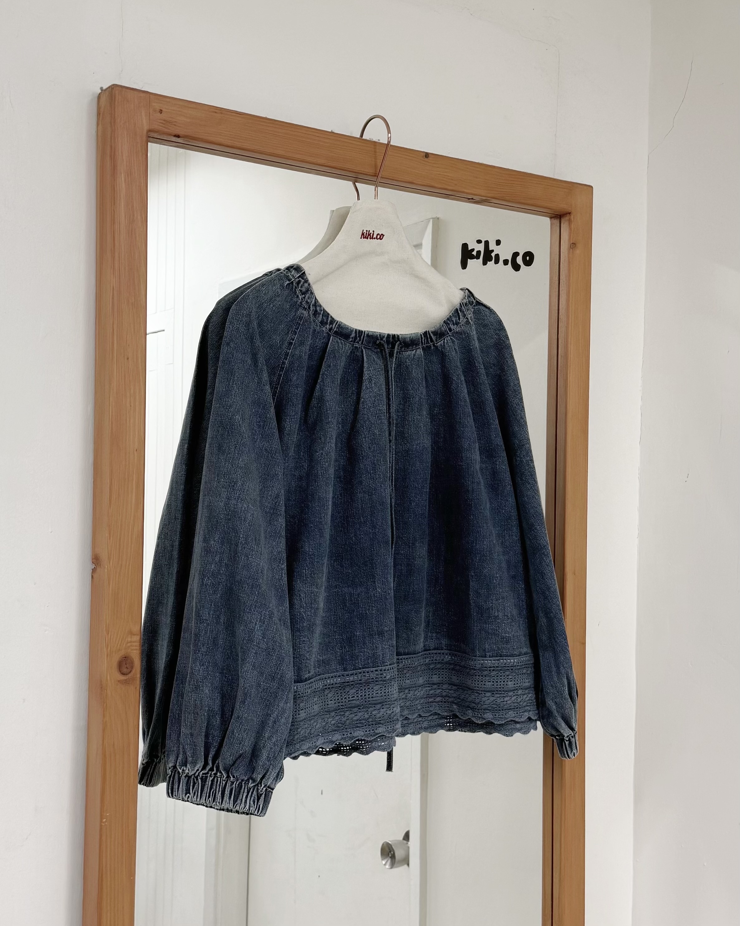 質感淺色牛仔刺繡花底上衣