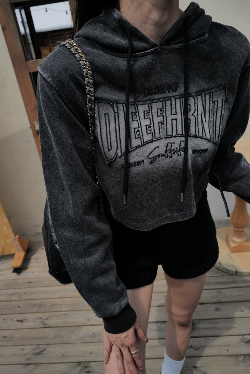 字母刷舊側綁帶連帽短版上衣