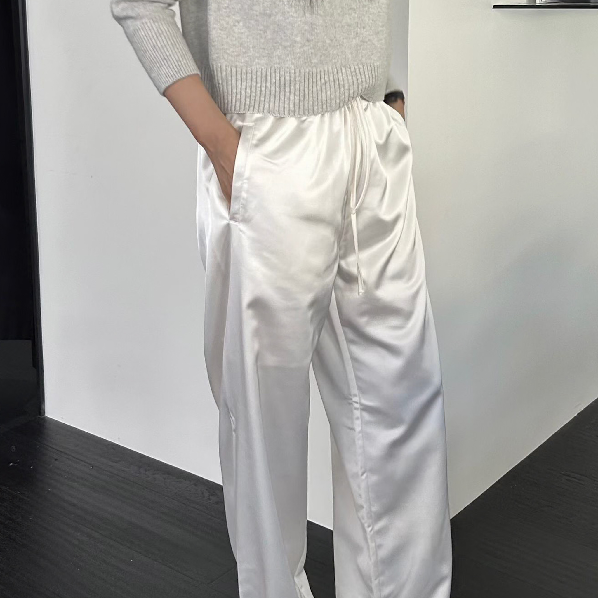 O10光澤緞面抽繩休閒褲(白)