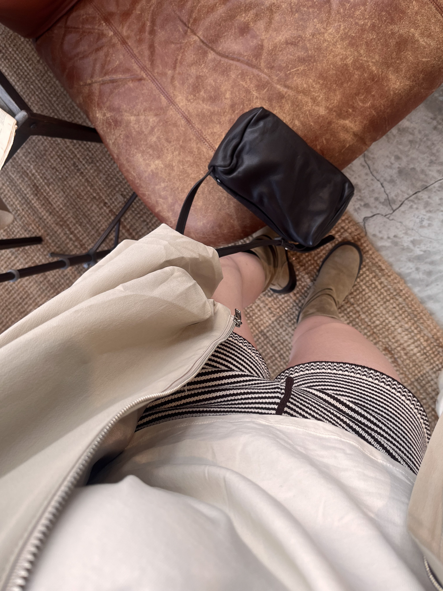 O33可調肩真皮時髦小方圓包(深咖/黑)