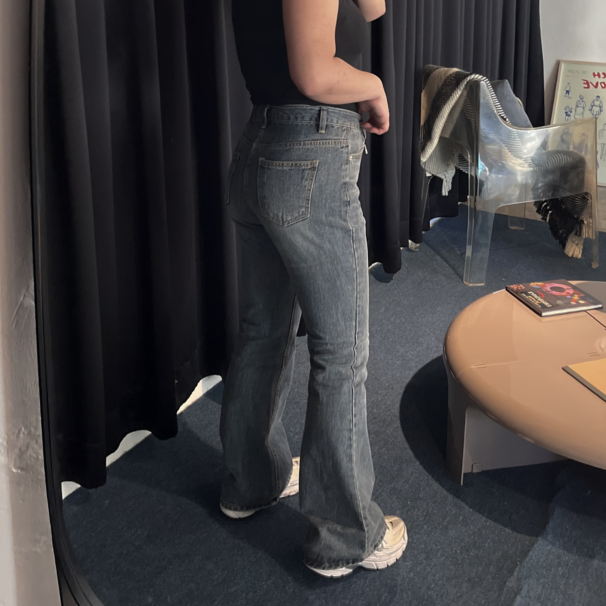 O15穿上就有翹屁股微喇叭牛仔褲(S/M)