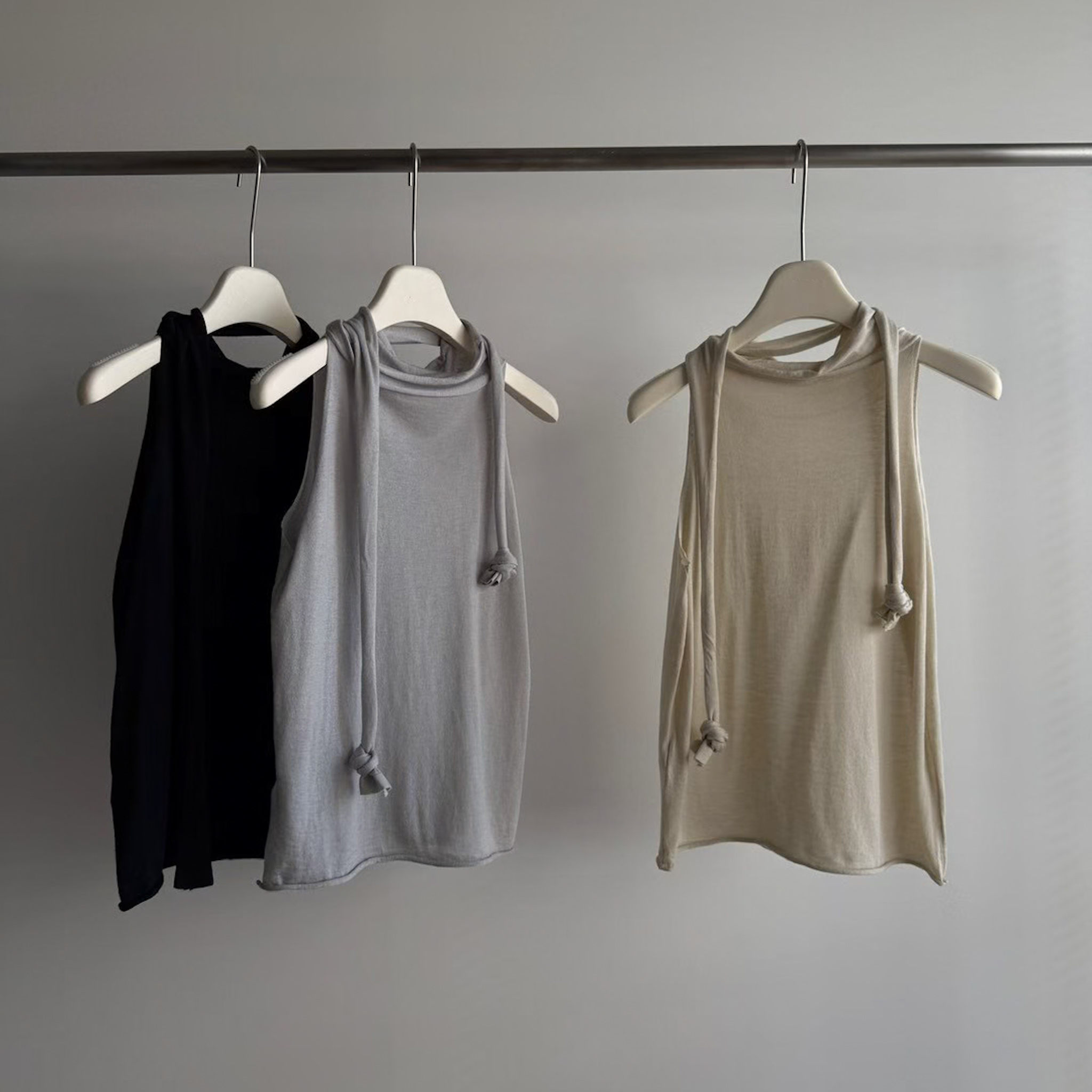 O17鬆領設計綁帶微削肩羊毛背心(米/灰/黑)