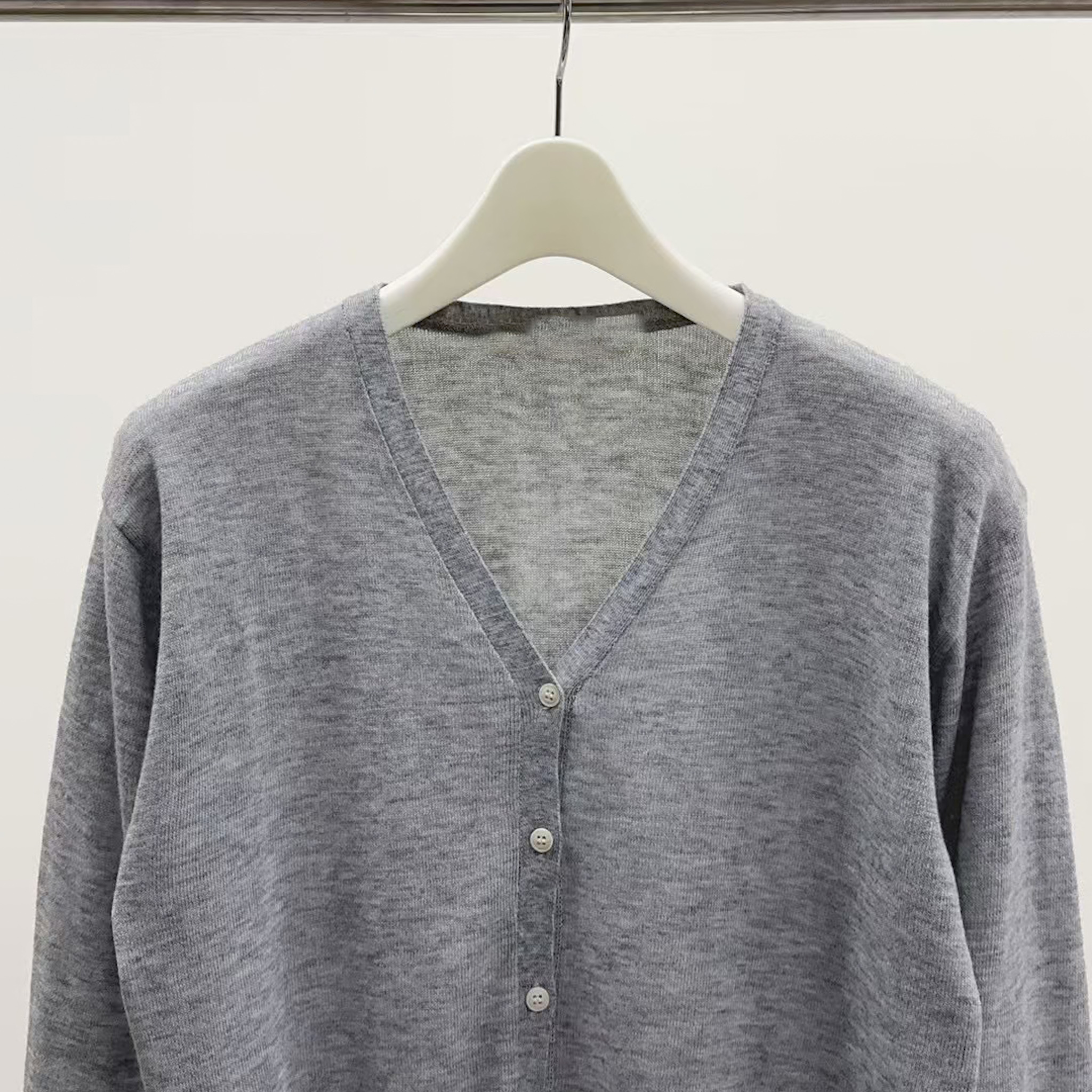 O18親膚薄款V領針織小罩衫(灰)