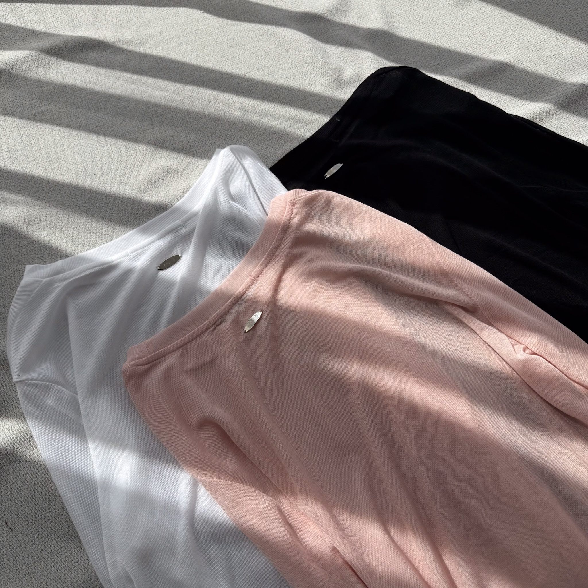 O19後金屬標親膚微短透膚上衣(白/粉/黑)