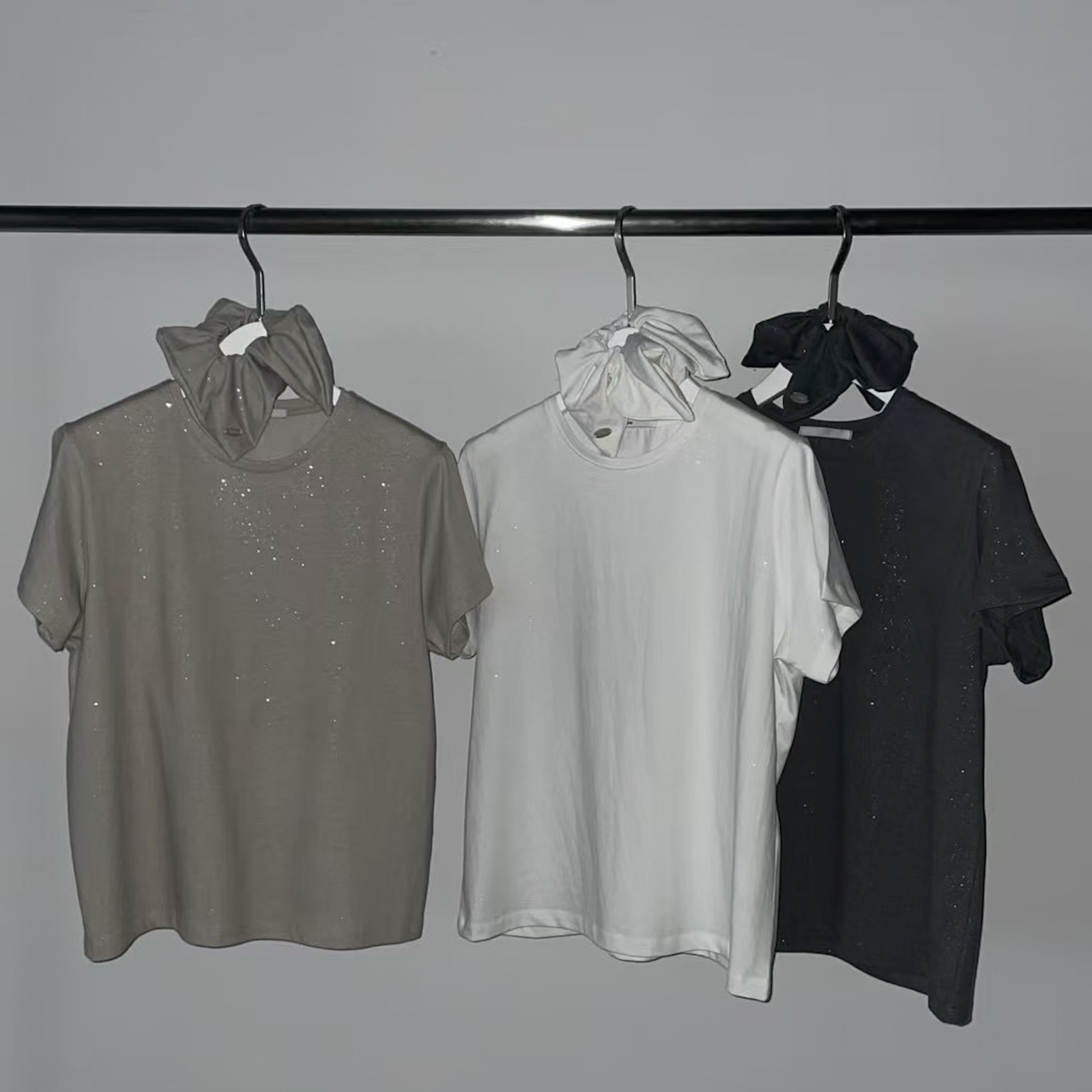 O21附同色髮圈高級細緻閃粉舒服T(白/米/灰)