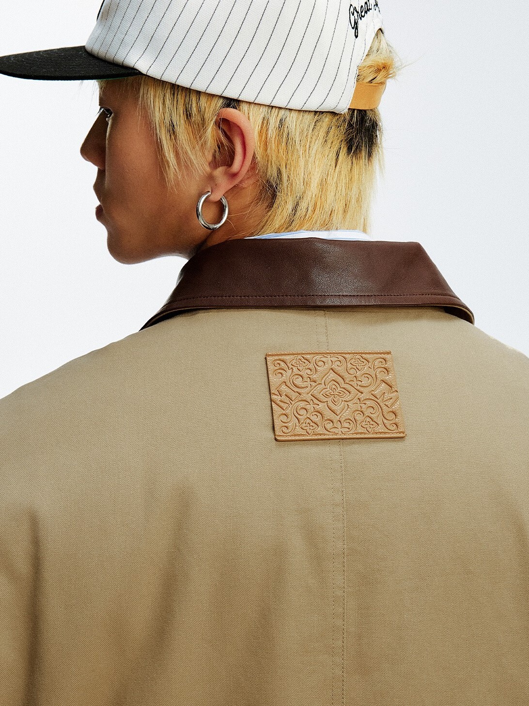 MEDM 立體刺繡Logo 羊皮衣領 羽絨外套