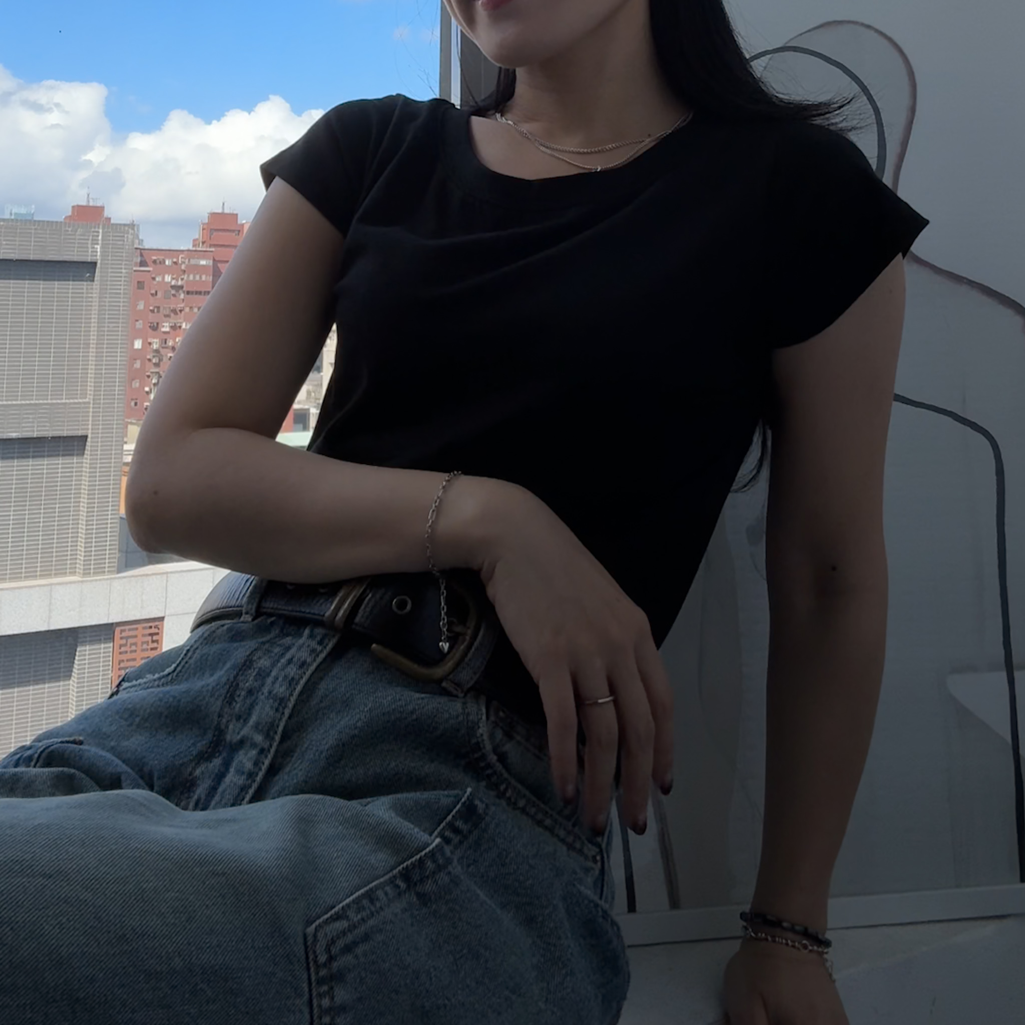 O23請包色!很好穿的Modal彈性斜切手袖T(白/黑)