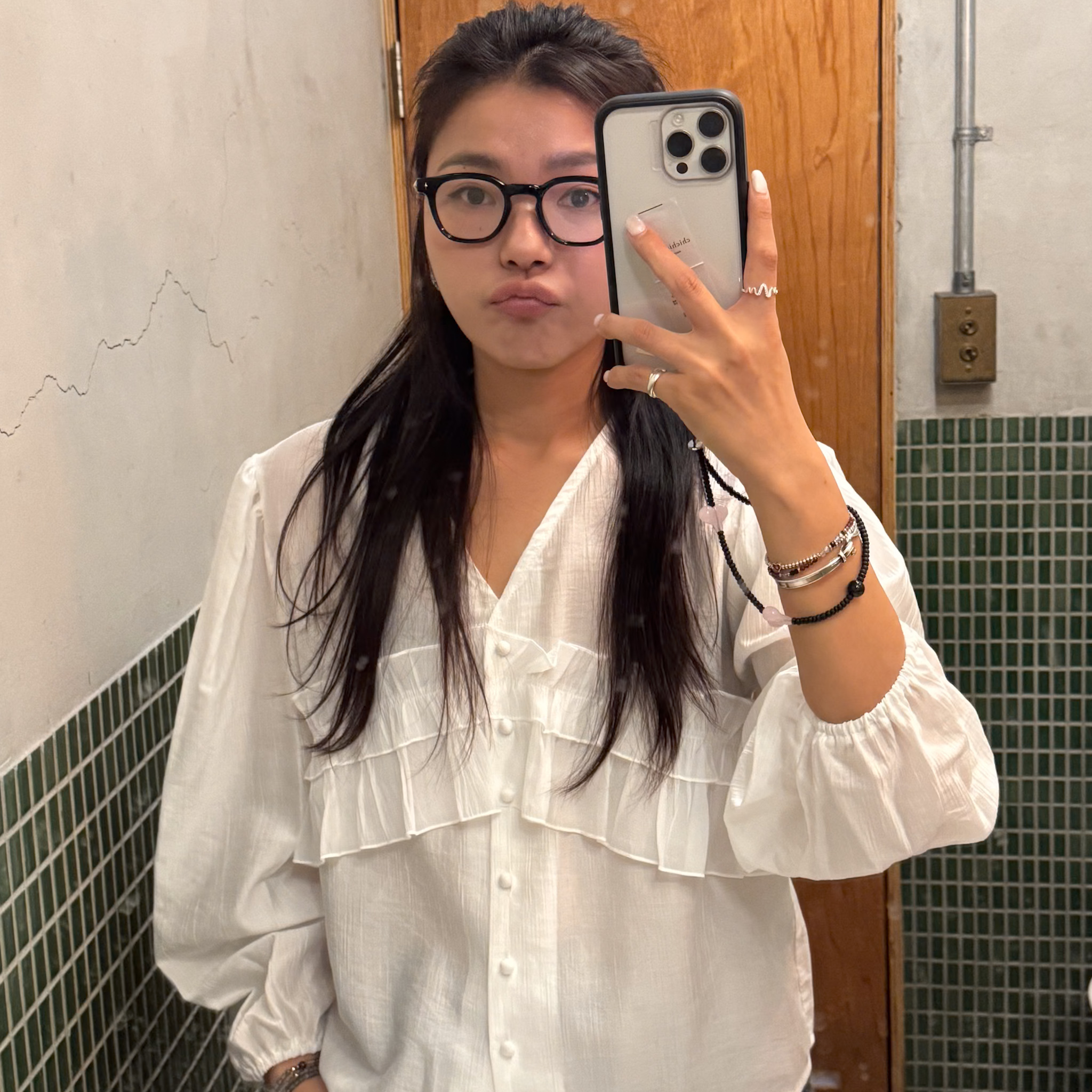 O25小姊姊V領花邊衫