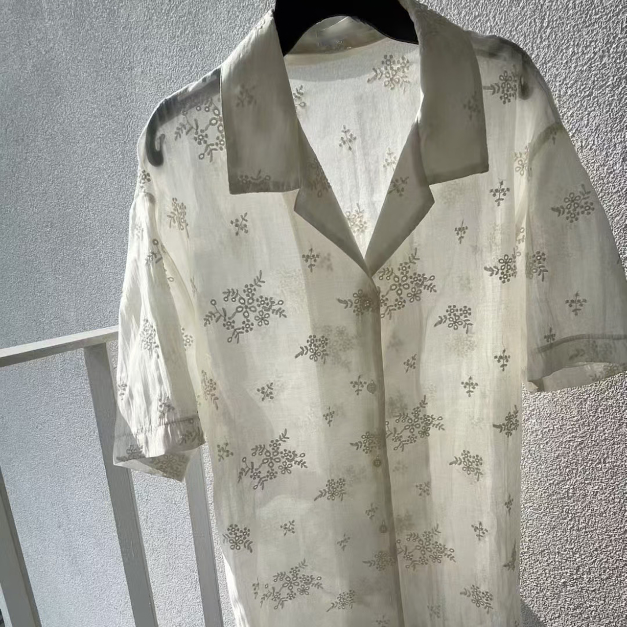 O27微光澤雕花透膚短袖襯