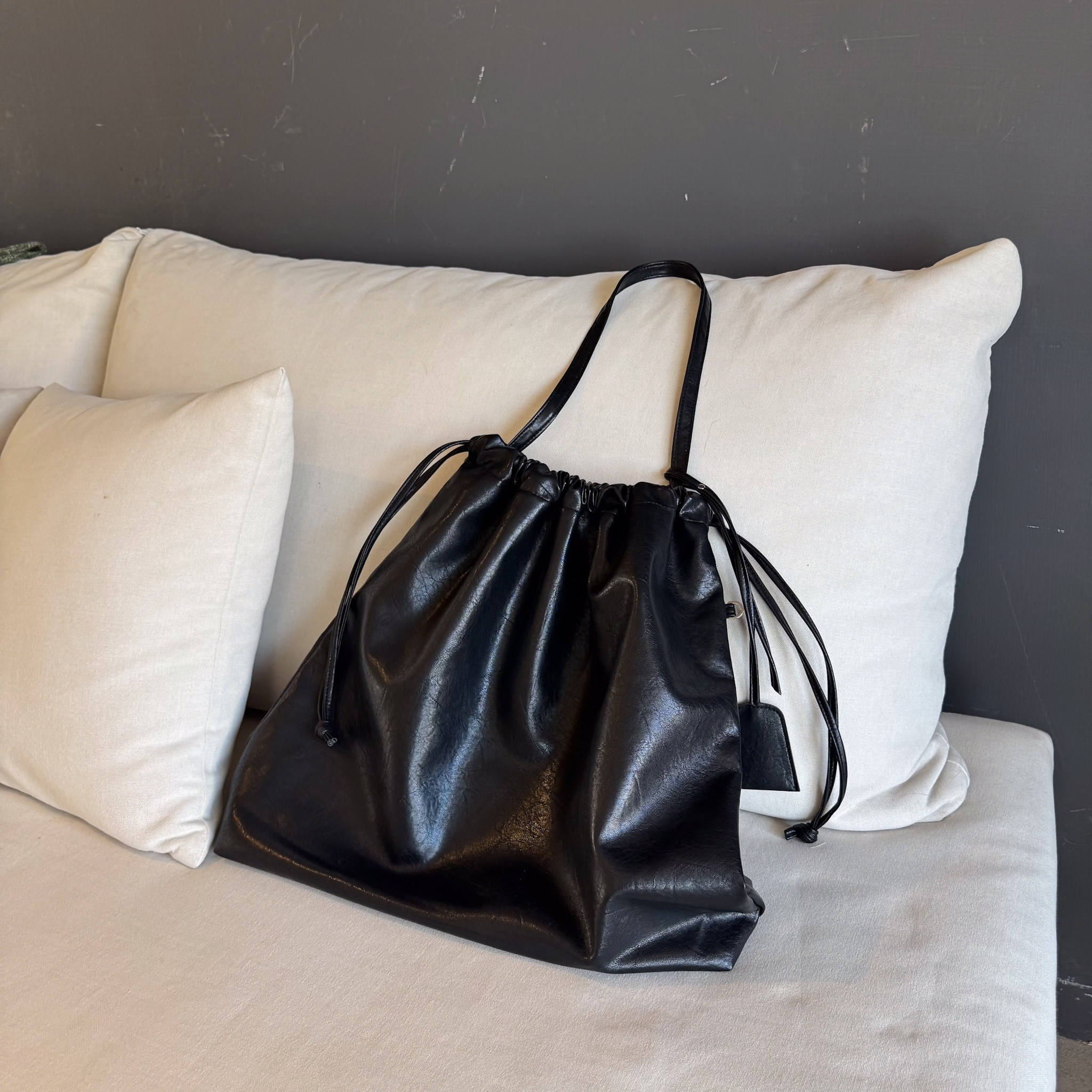 O32抽繩皮革通勤肩背大包