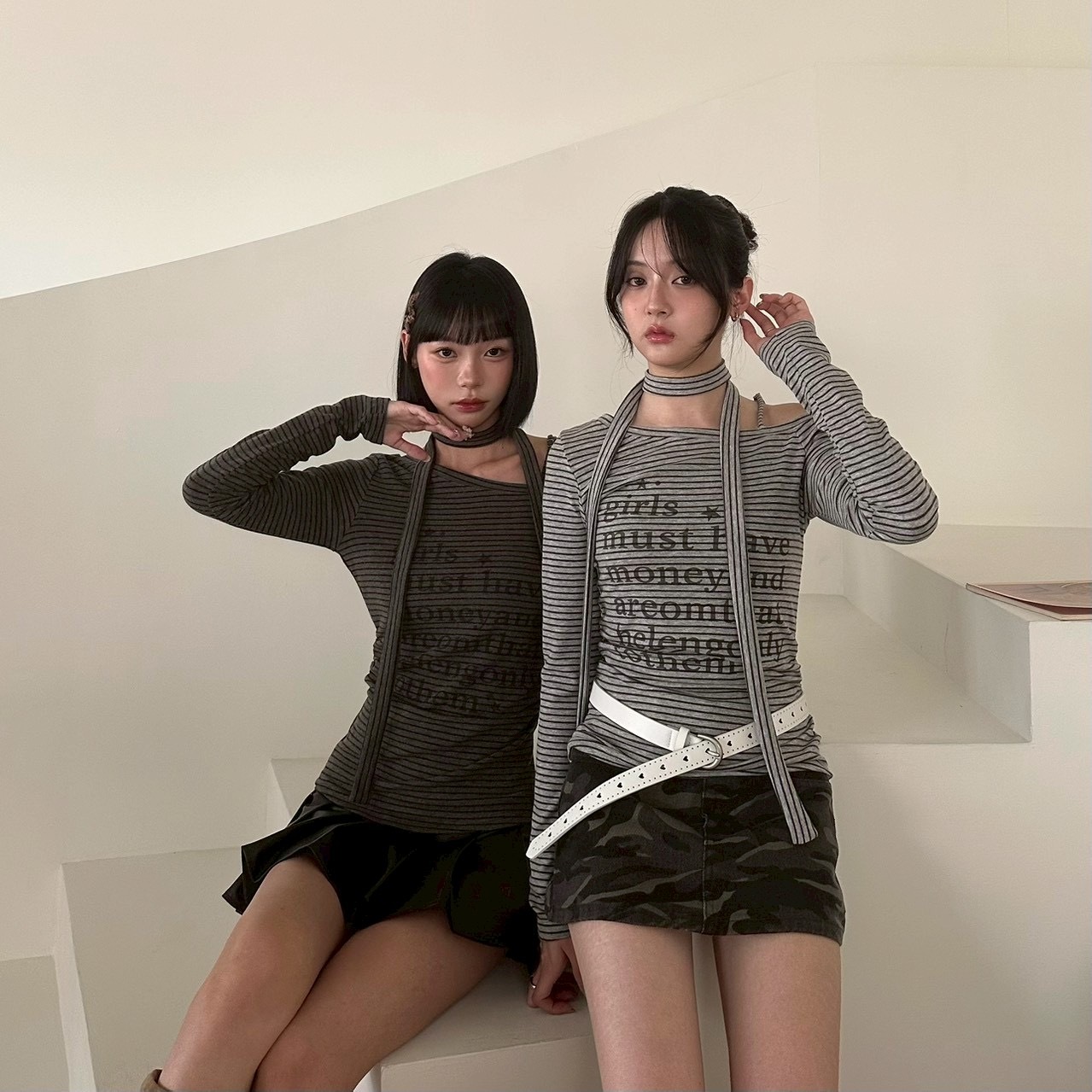 輕亞條紋斜領上衣+脖帶