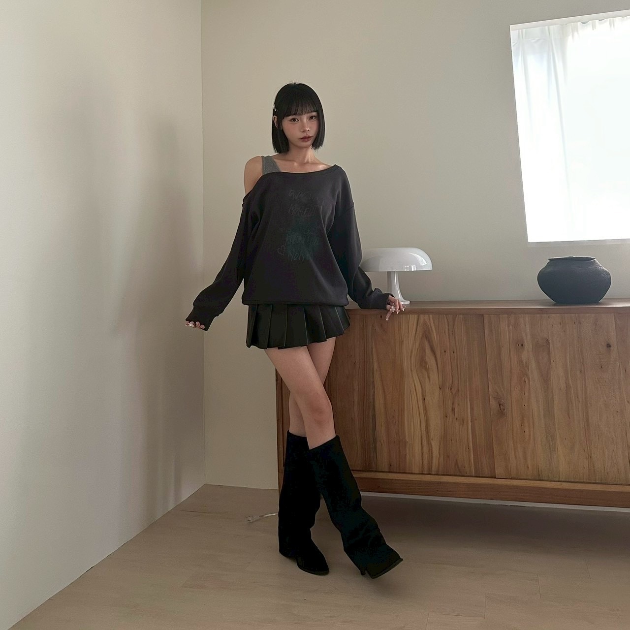 mmb拼斜領露肩塗鴉字母衛衣