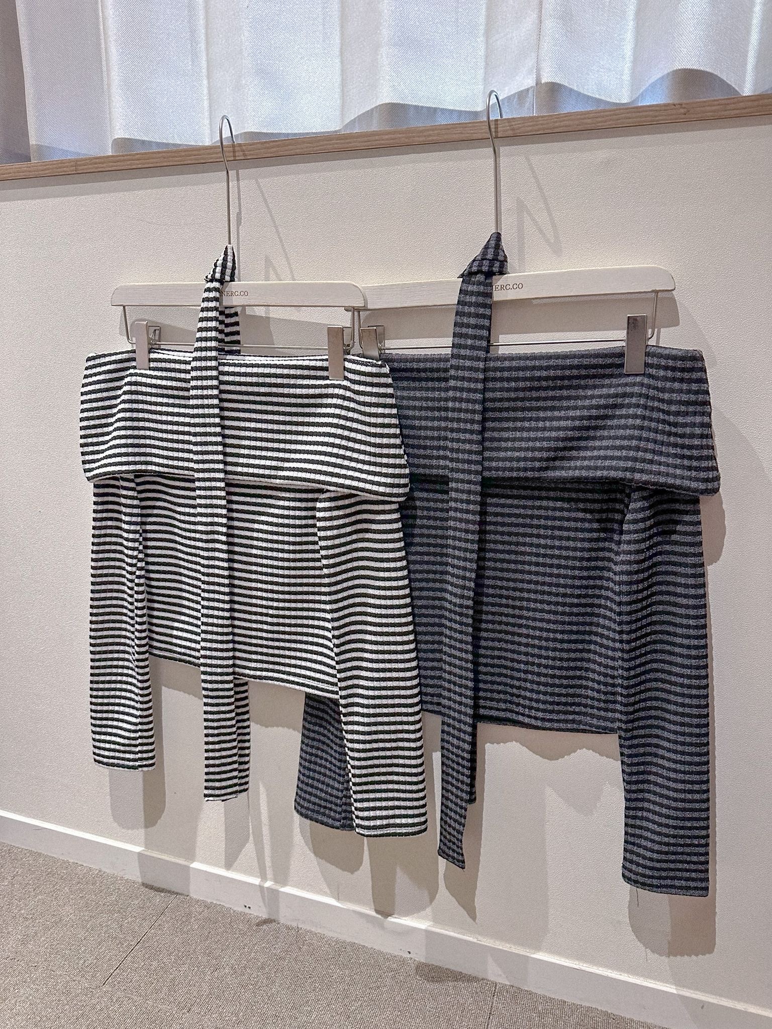 Stripes Off-shoulder Knit Top with Muffler〈🇰🇷DAY 1〉