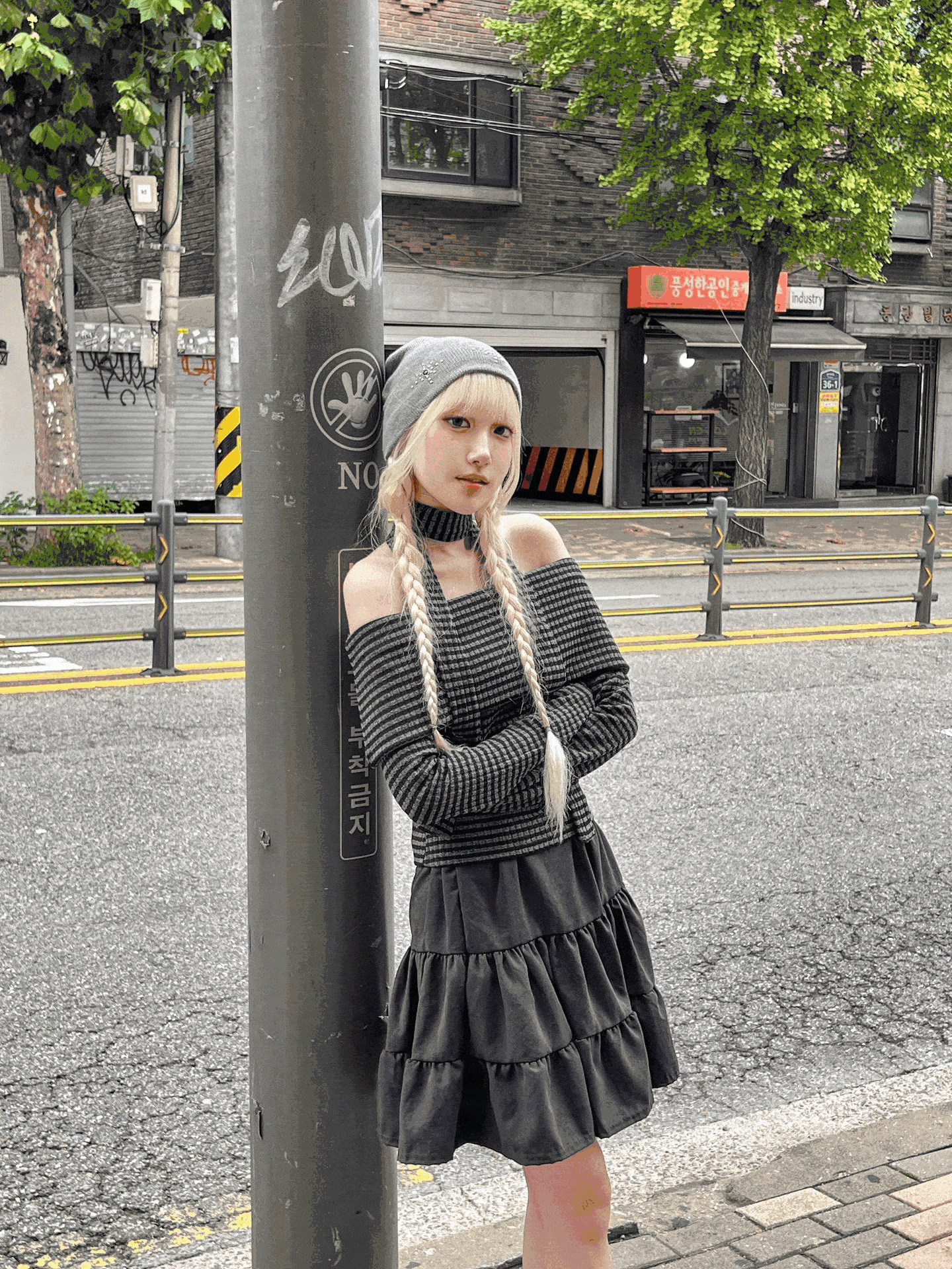 Stripes Off-shoulder Knit Top with Muffler〈🇰🇷DAY 1〉