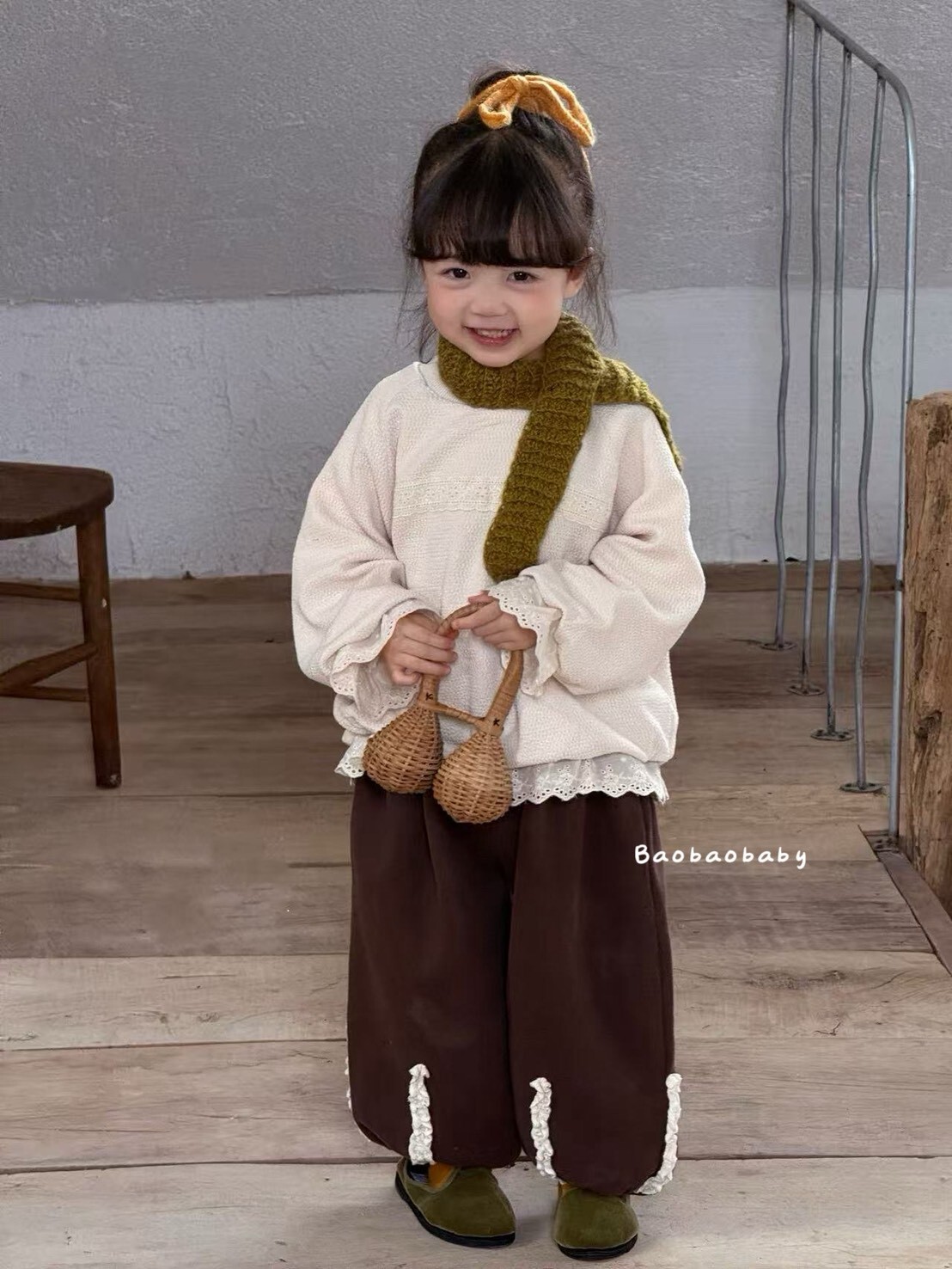 奶油蕾絲拼接上衣