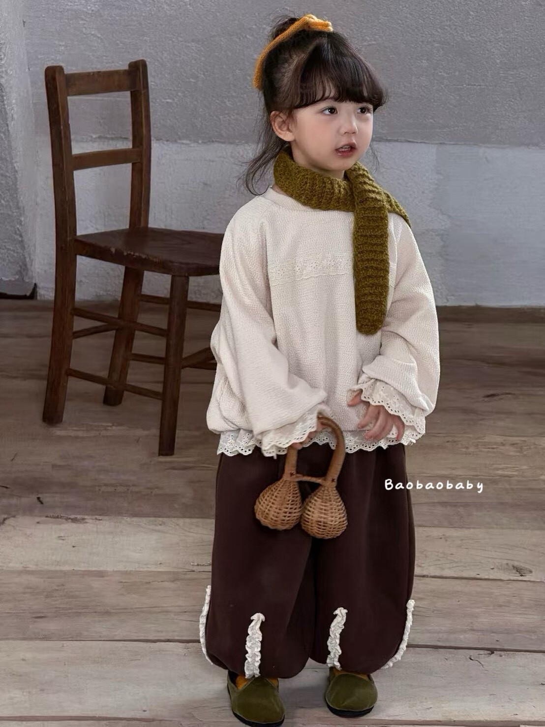 奶油蕾絲拼接上衣