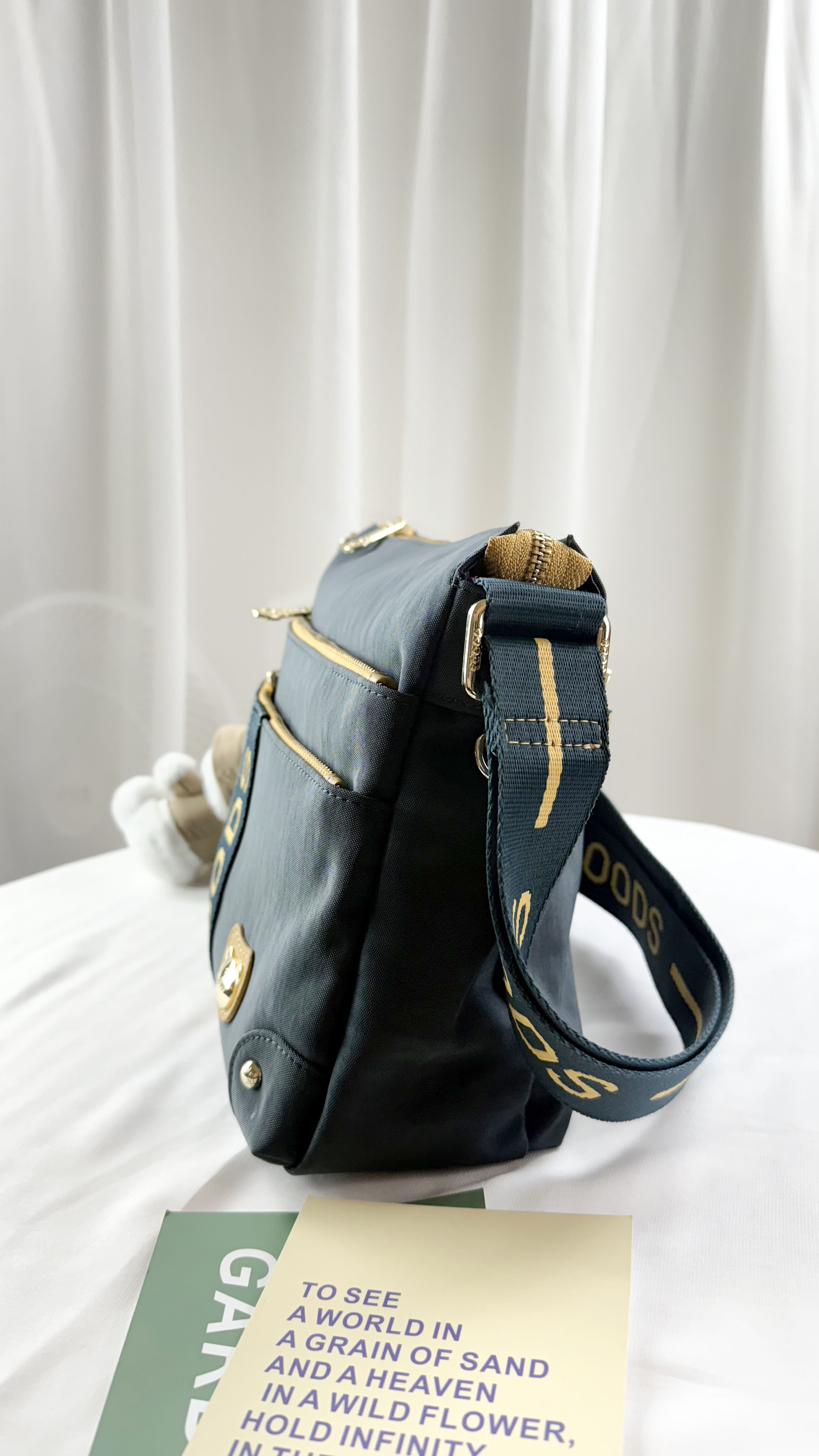 GOODS 織帶海軍藍配黃防潑水側背包 附兔兔吊飾 #2045