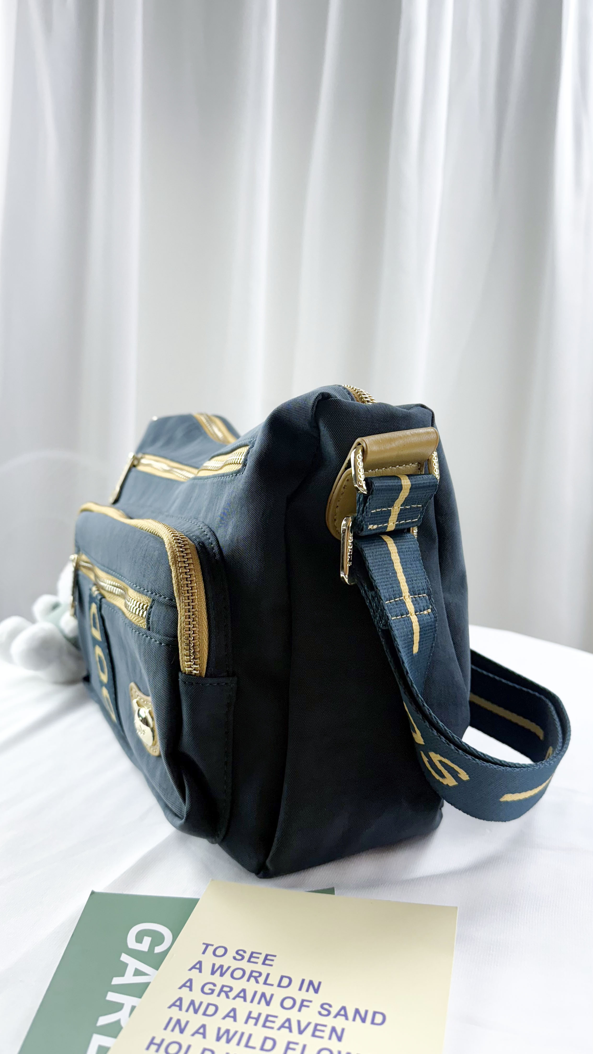 GOODS 織帶海軍藍配黃防潑水側背包 附吊飾   #6155