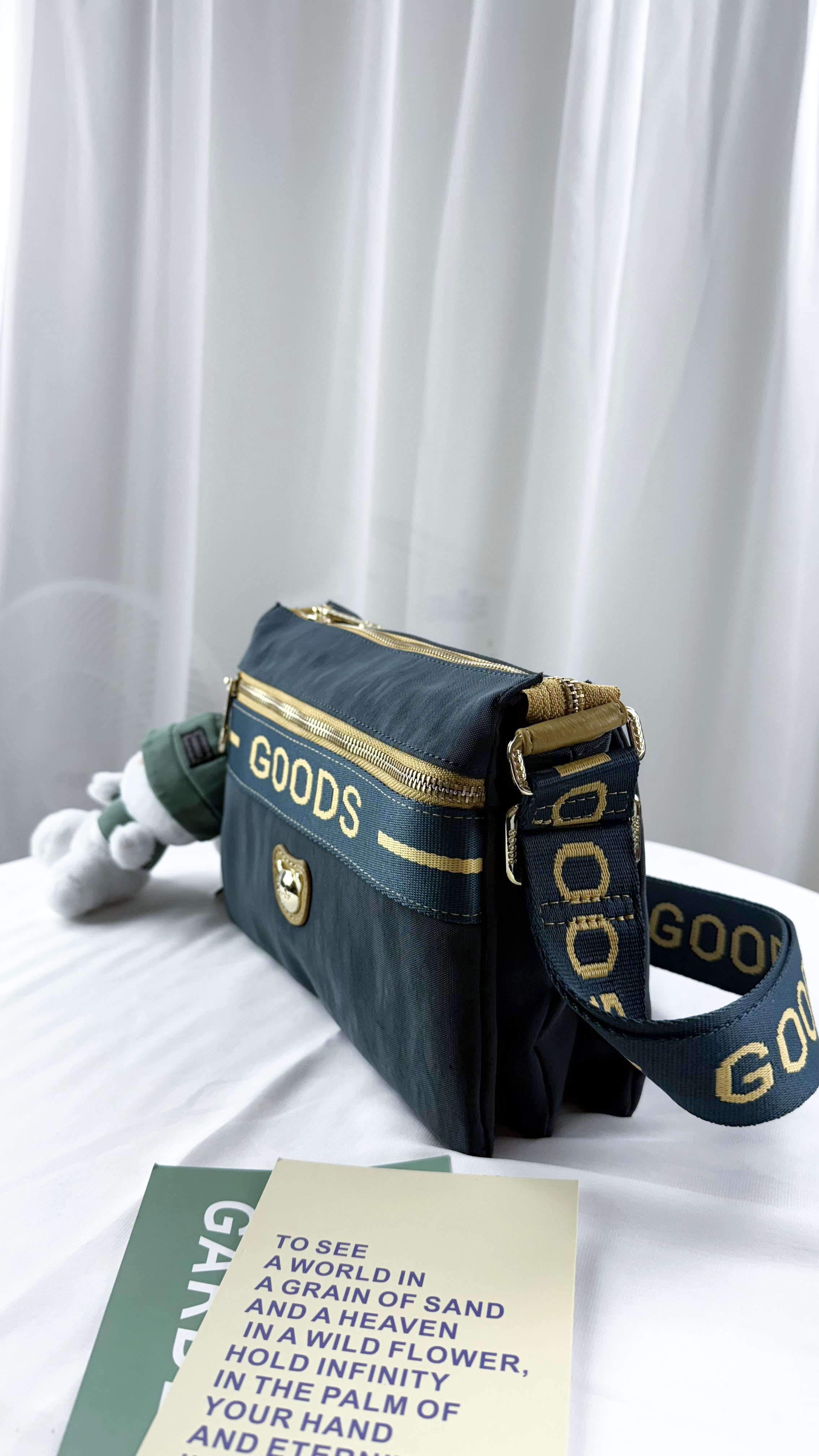 GOODS 織帶海軍藍配黃防潑水側背包 附小熊吊飾 #2522