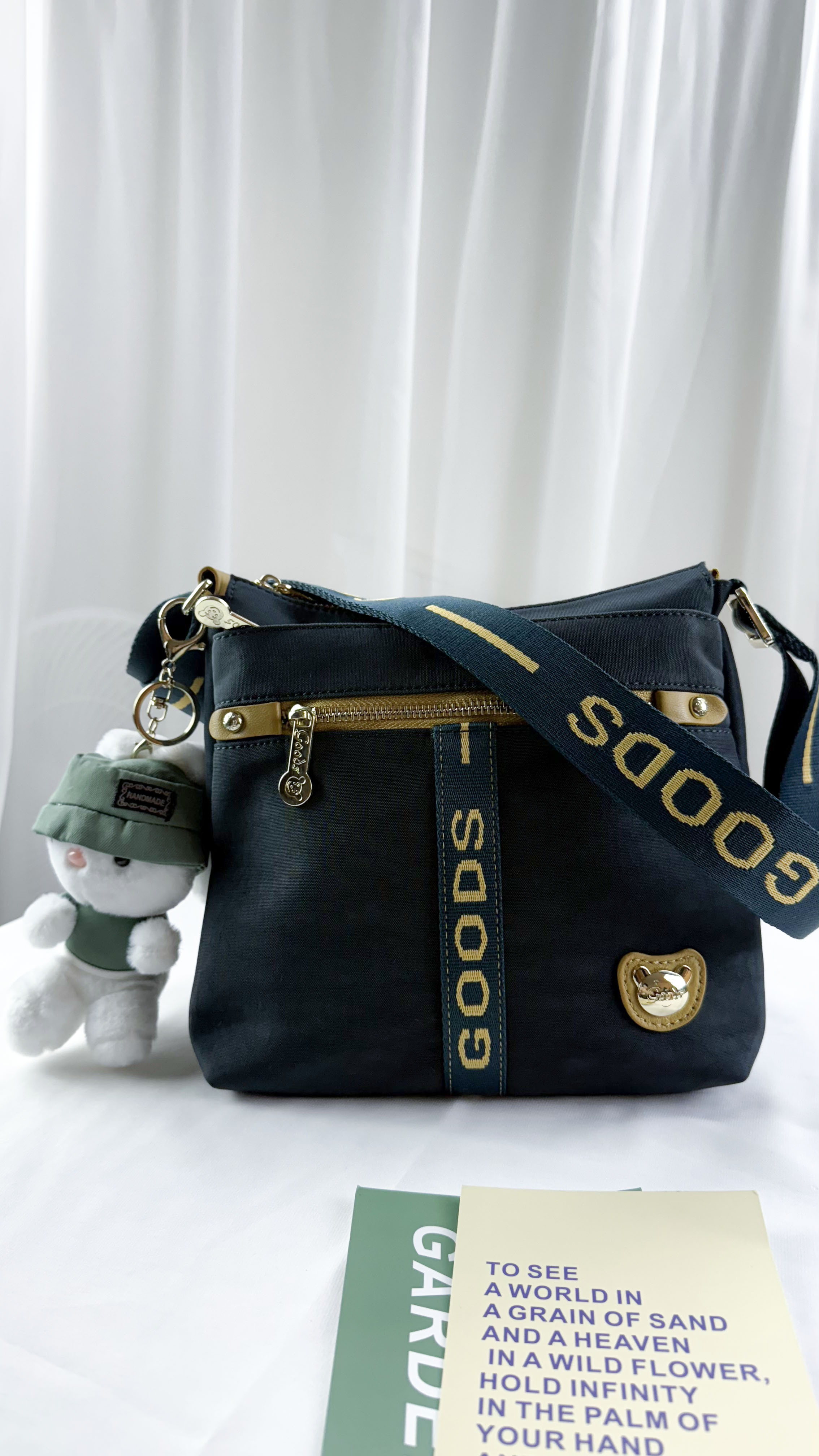 GOODS 織帶海軍藍配黃防潑水肩背包 / 側背包 附兔兔吊飾 #2676