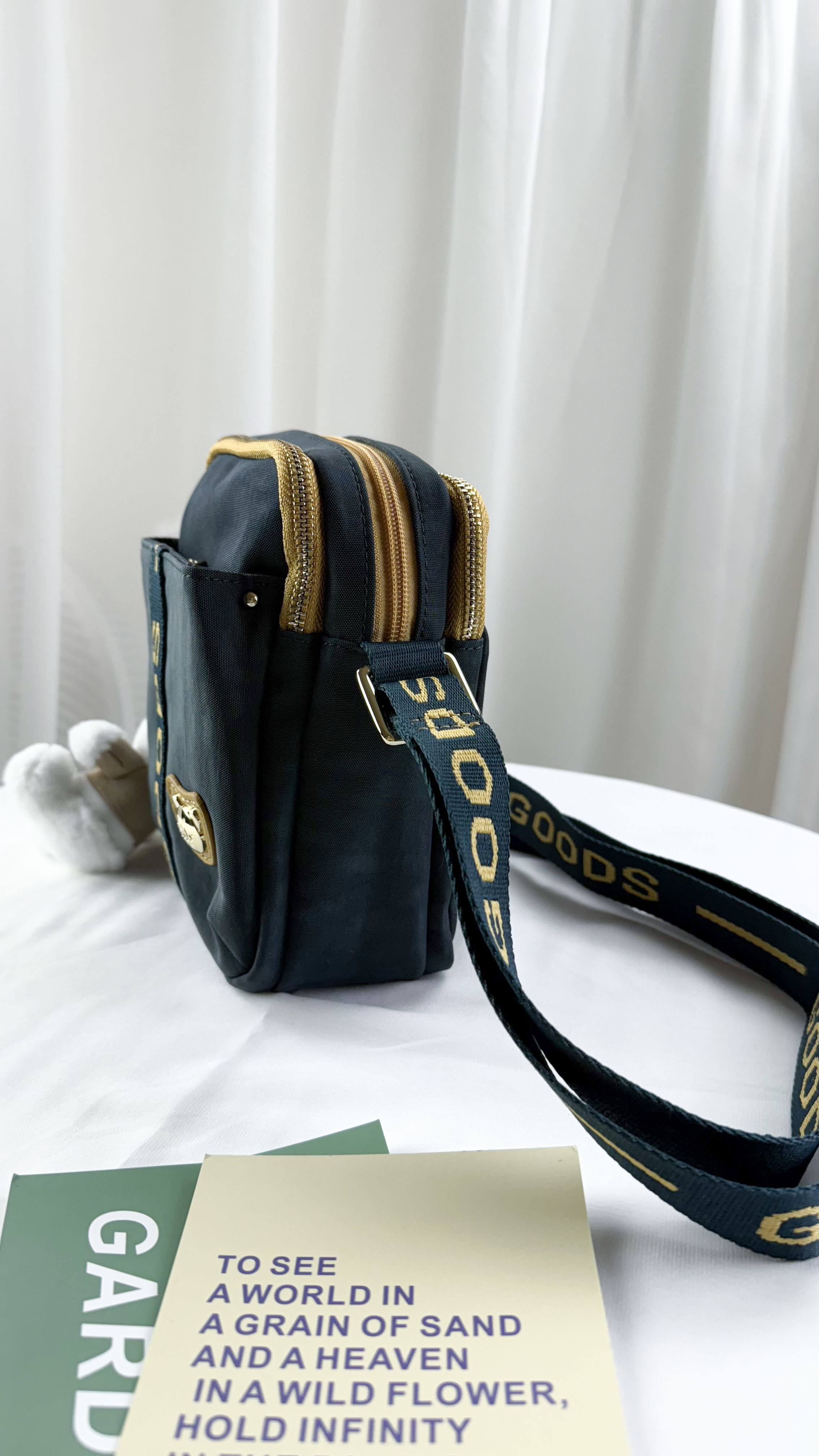 GOODS 織帶海軍藍配黃防潑水防潑水側背包 附兔兔吊飾 #2499