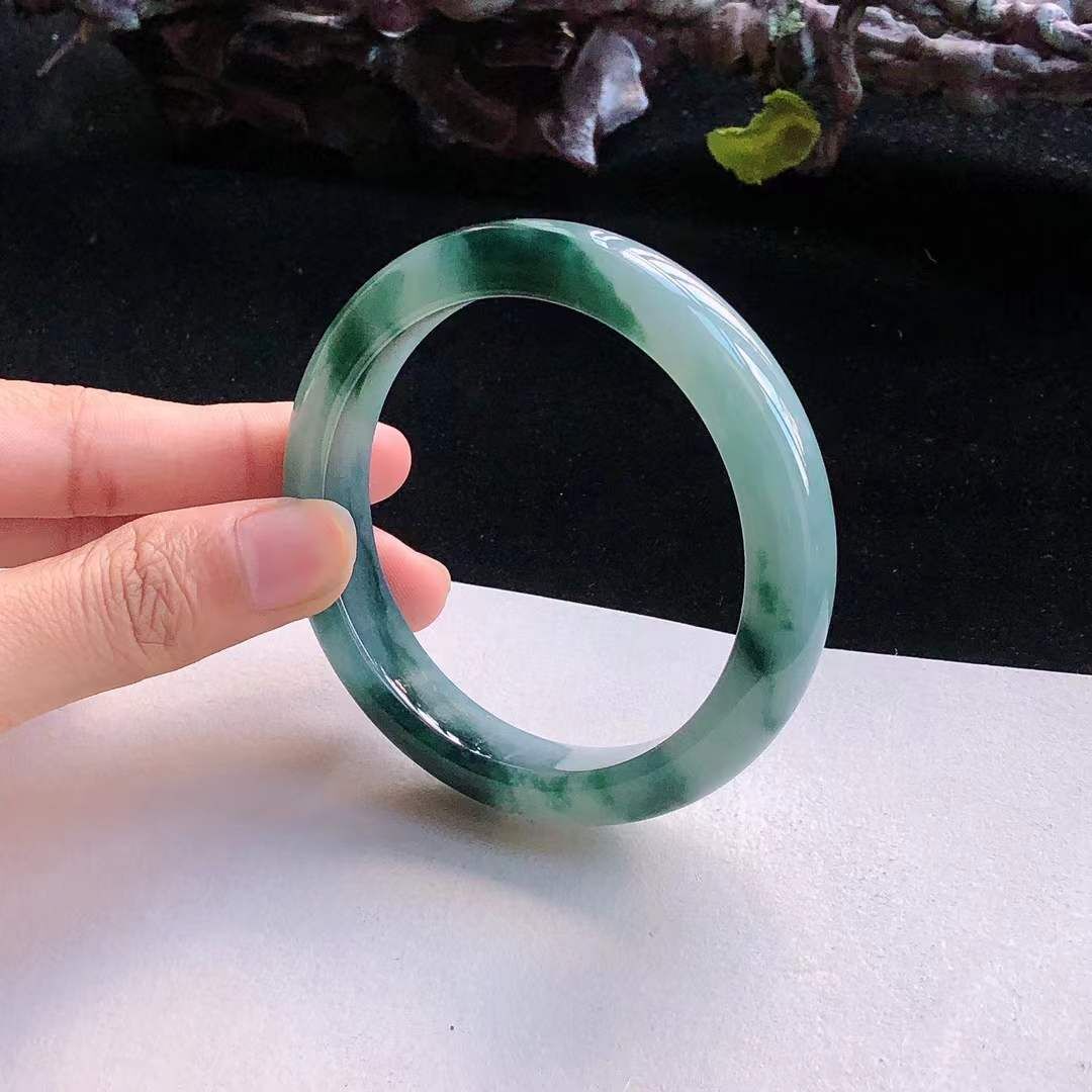 104261 54.9mm冰糯飄綠花翡翠正圈手鐲 (54-56)