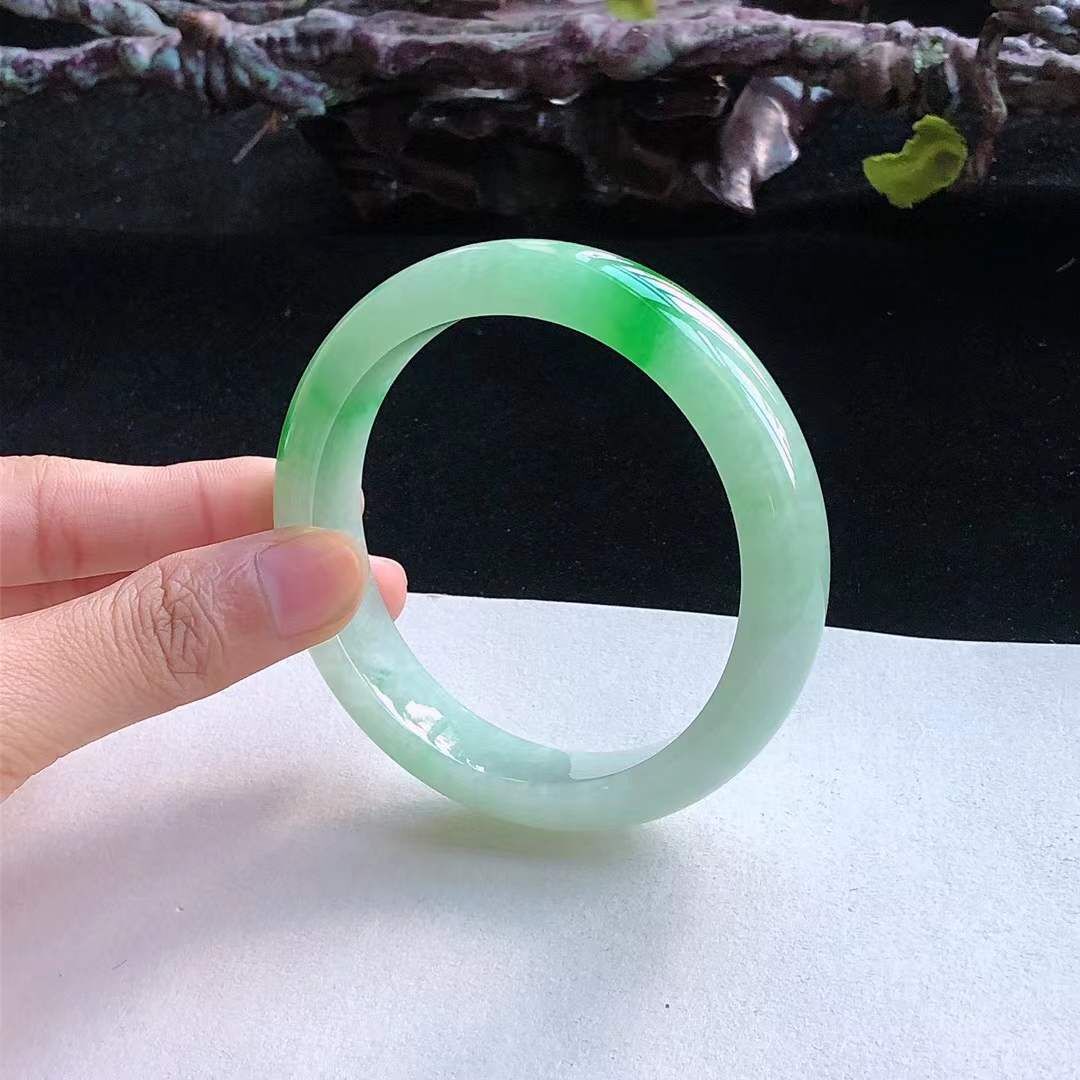 104263 58mm冰糯種飄綠翡翠正圈手鐲 (56-58)