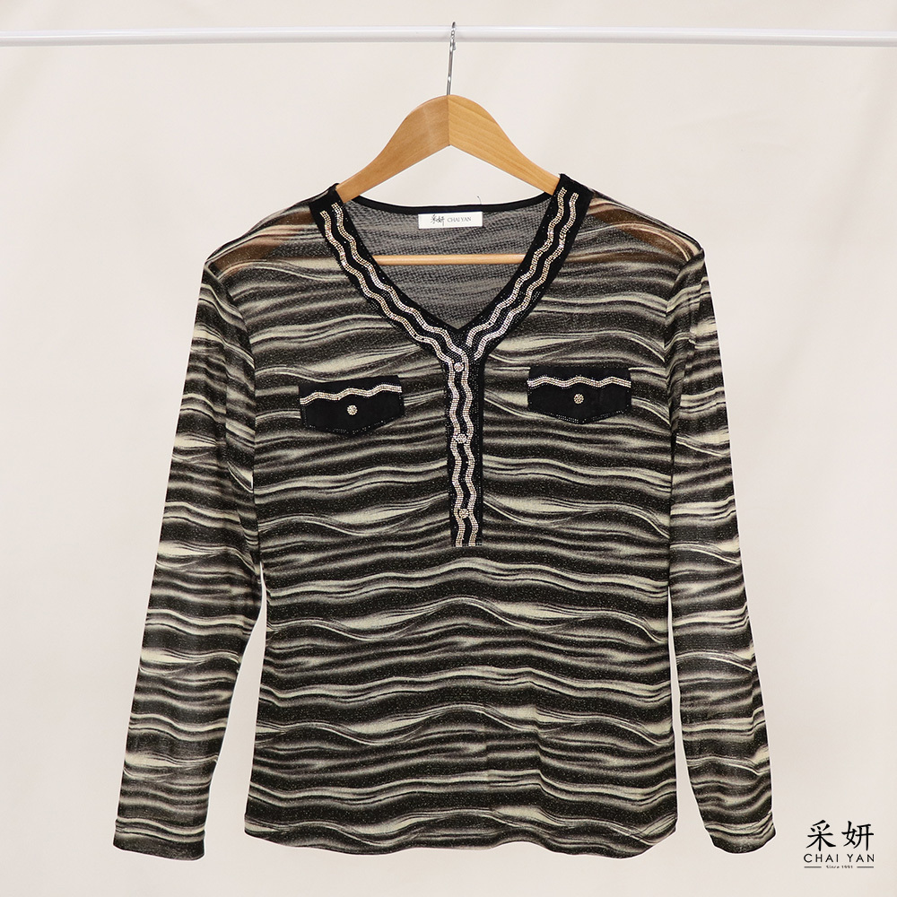 跳色波浪紋水鑽V領長袖上衣