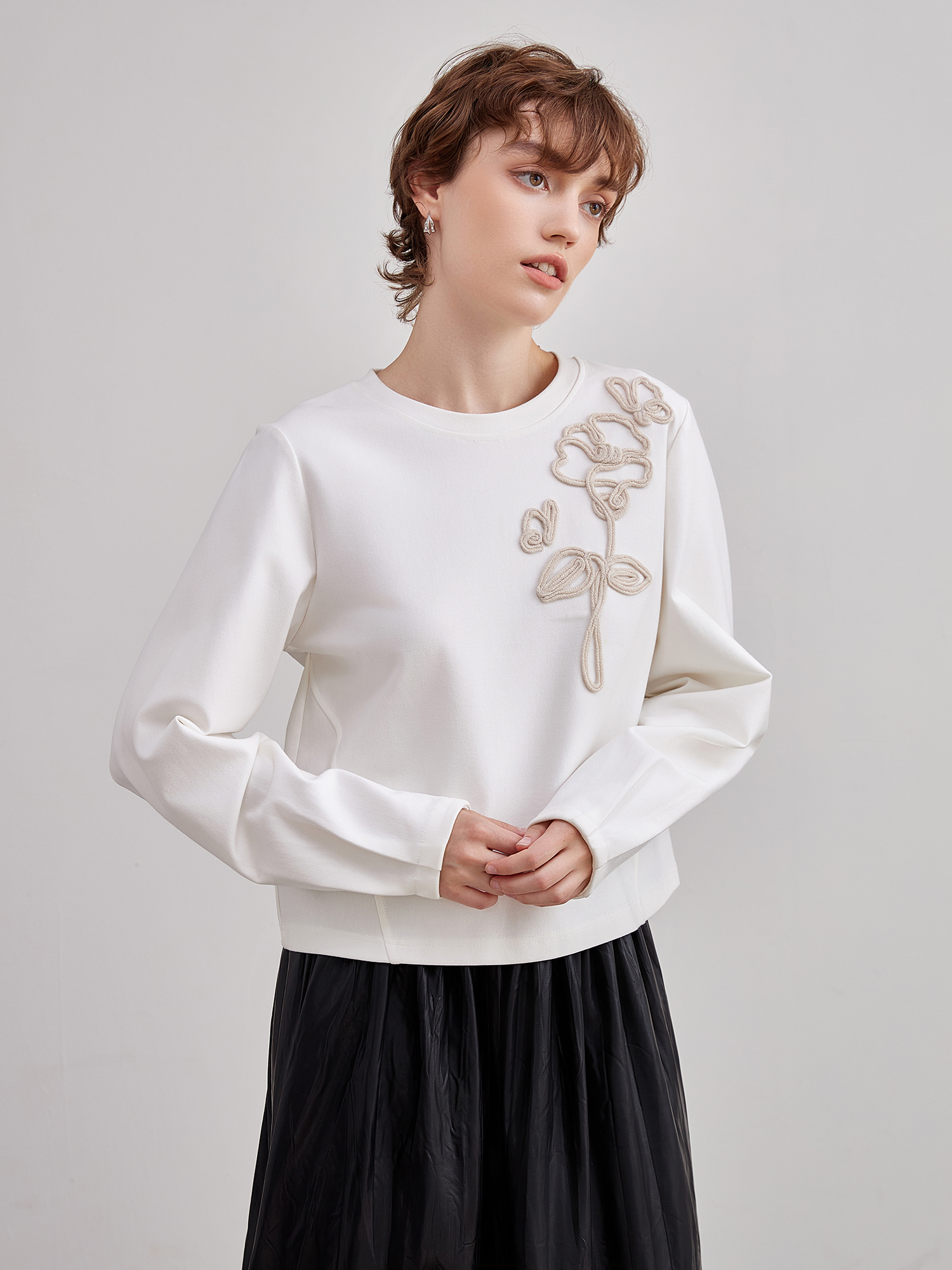 mi-tu 圓領刺繡闊版衛衣