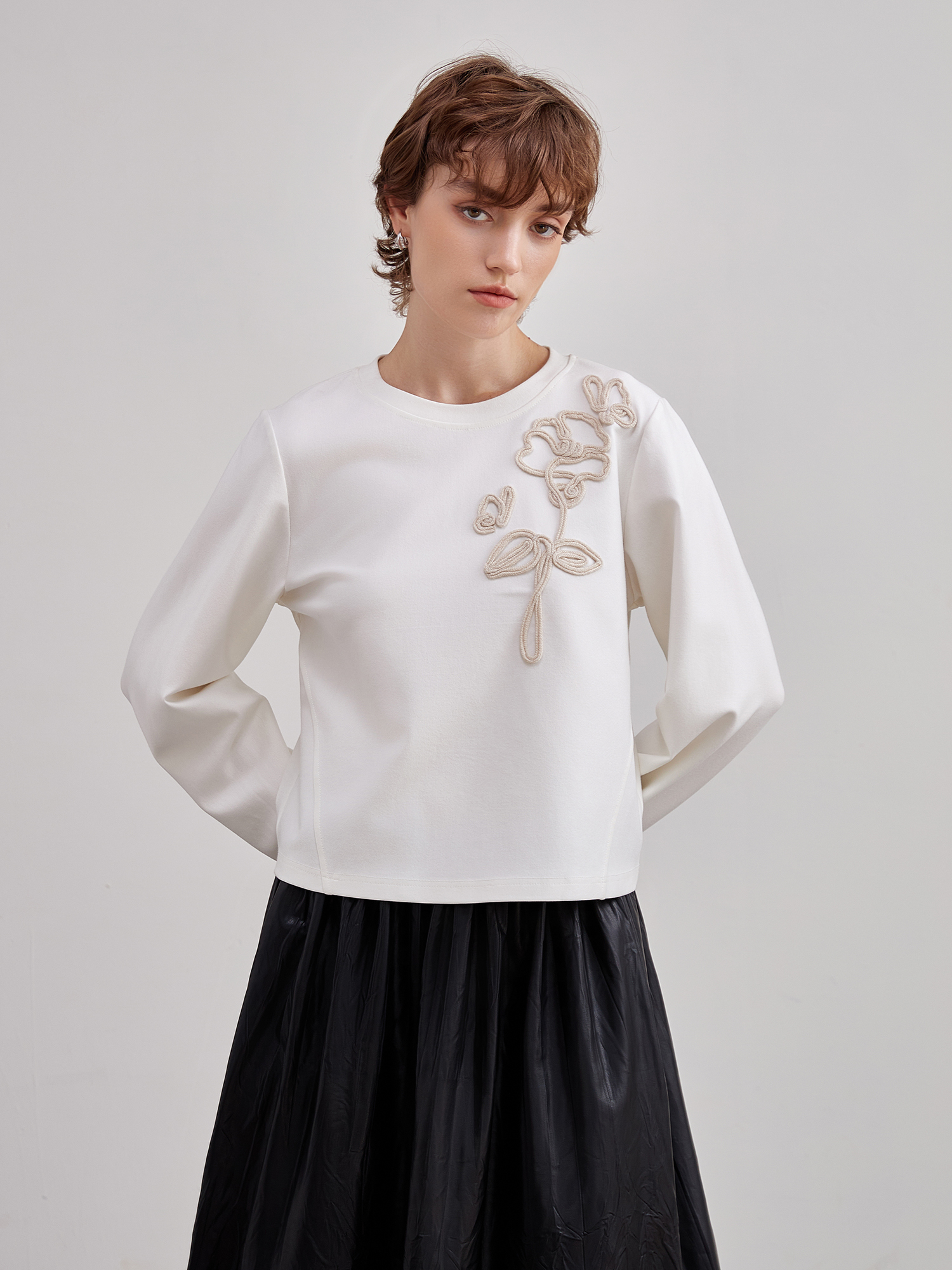 mi-tu 圓領刺繡闊版衛衣