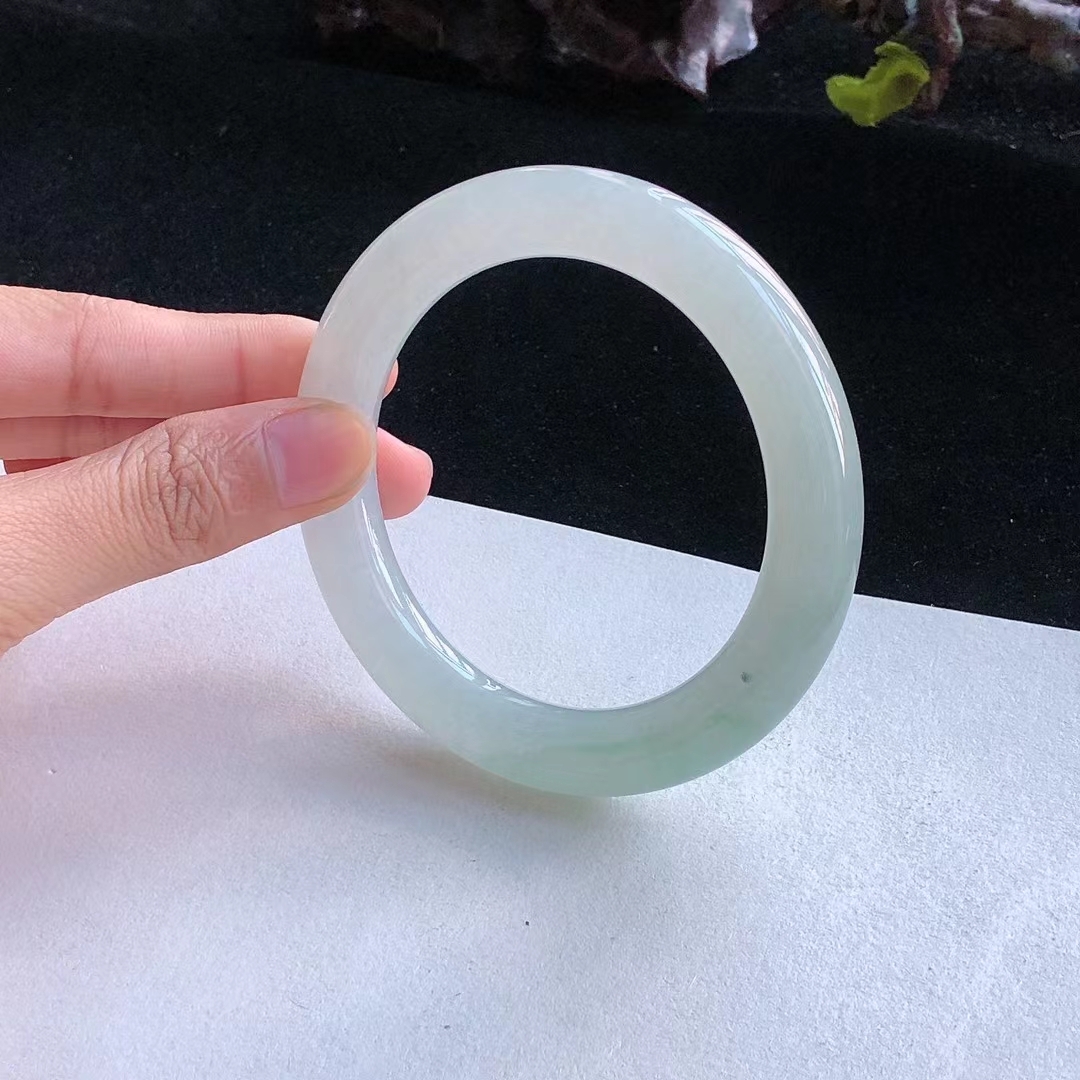 104266 56.1mm冰糯種淡綠翡翠圓條手鐲 (56-58)