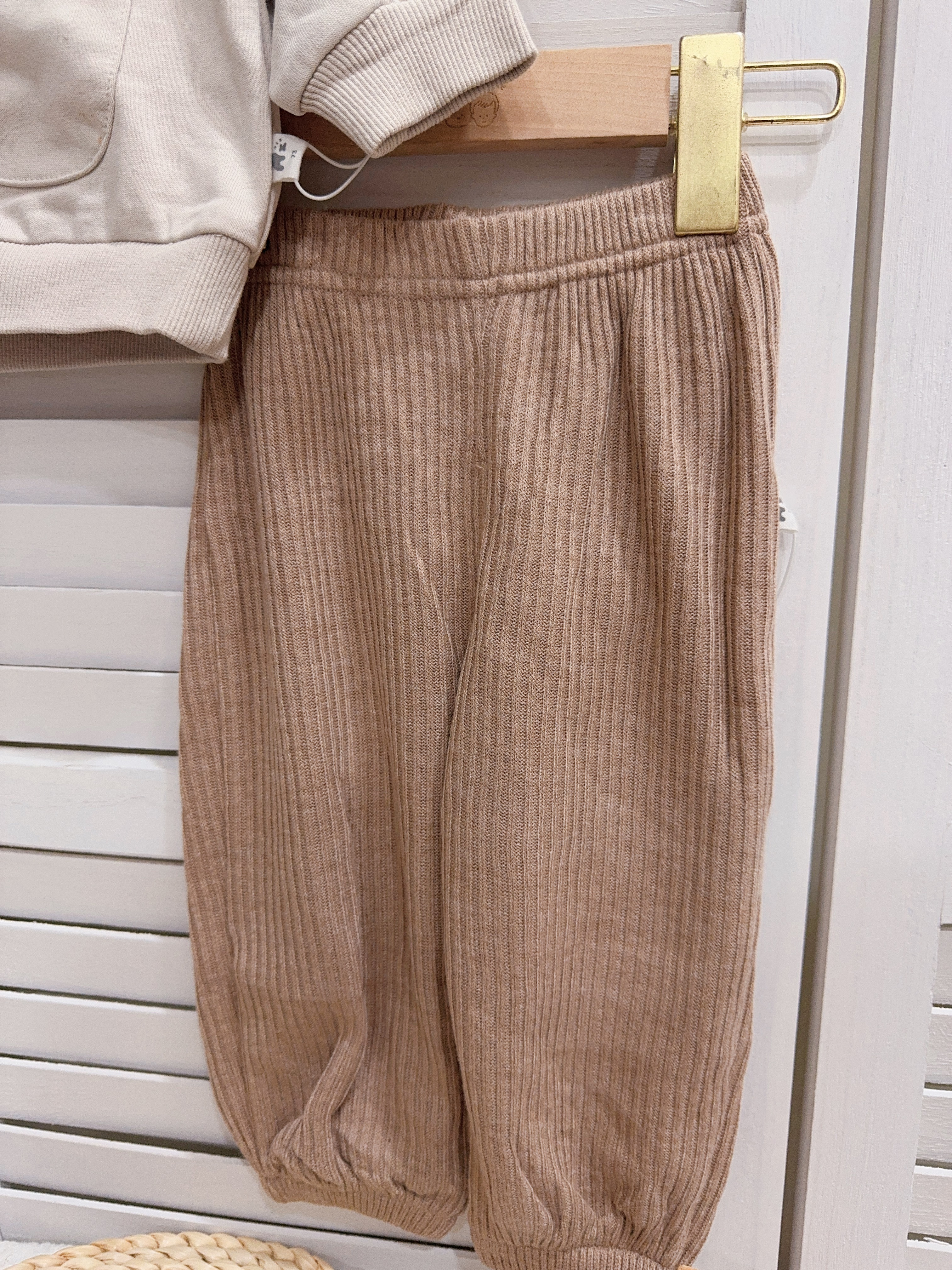 1006坑條縮口褲c186