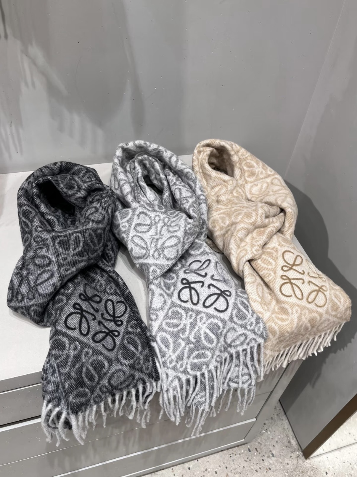 【三色入新款】LOEWE anagram scarf 刺繡頸巾
