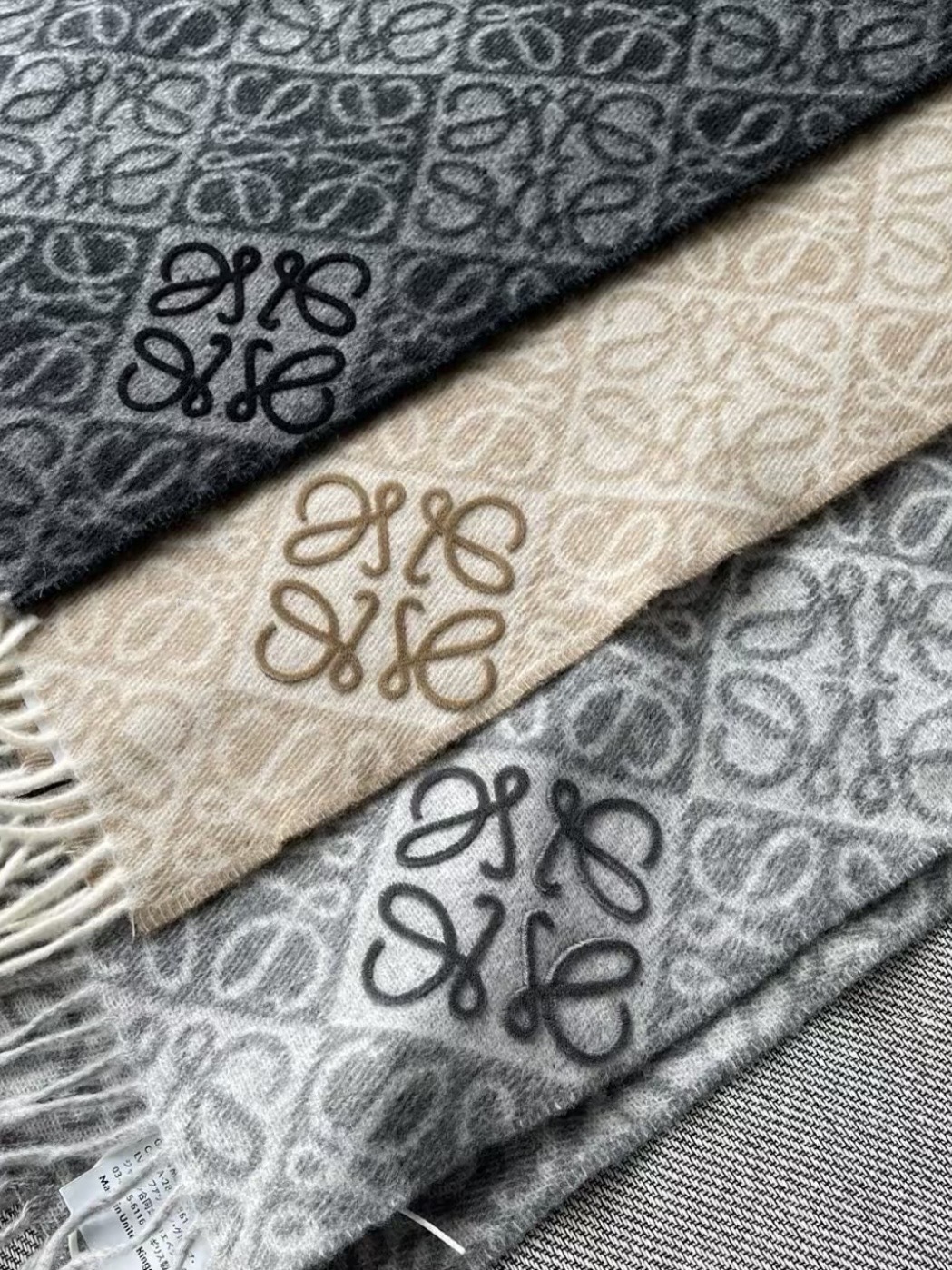 【三色入新款】LOEWE anagram scarf 刺繡頸巾