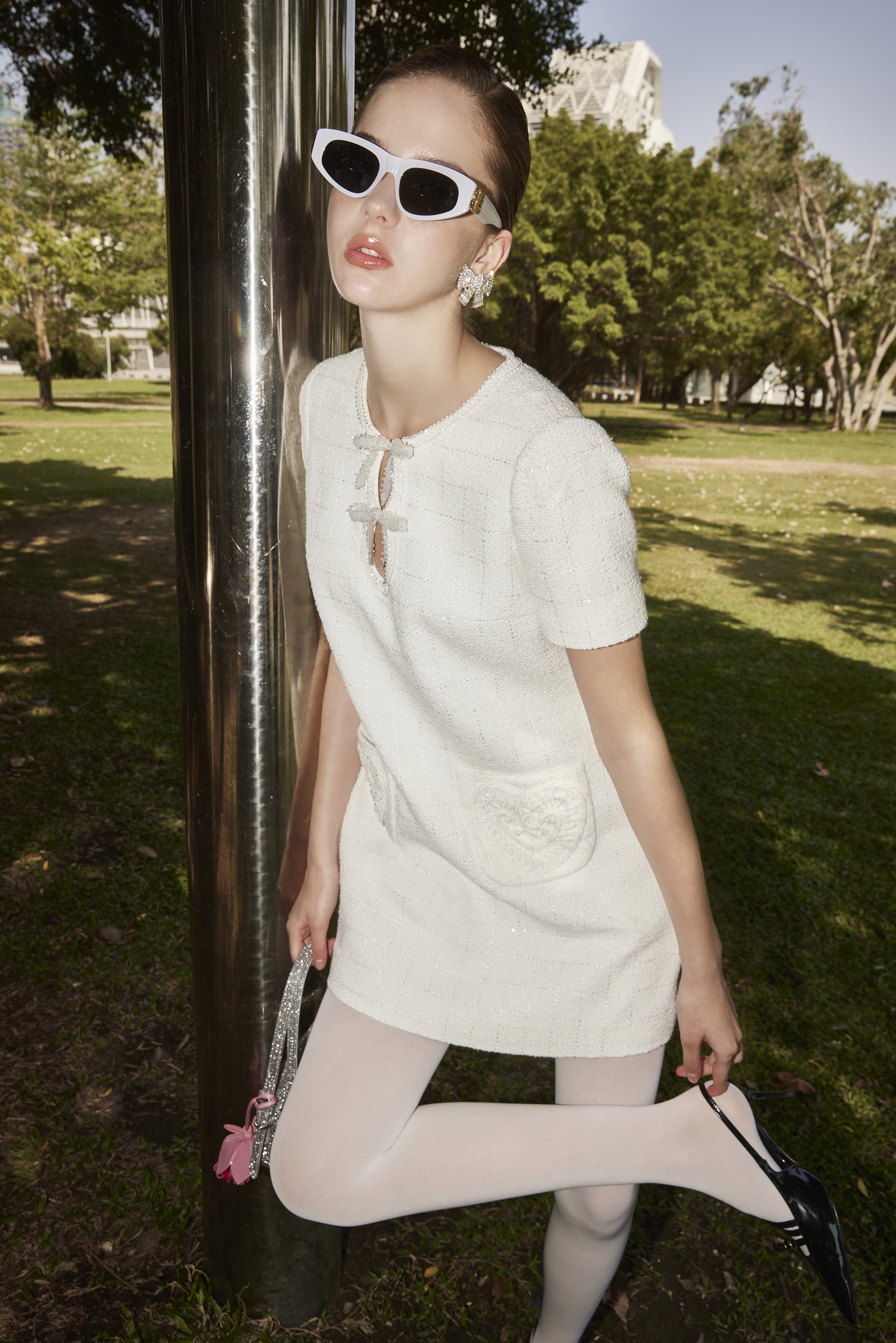 BE15021E1 藝術家之旅珍珠鑽飾領口小香洋裝