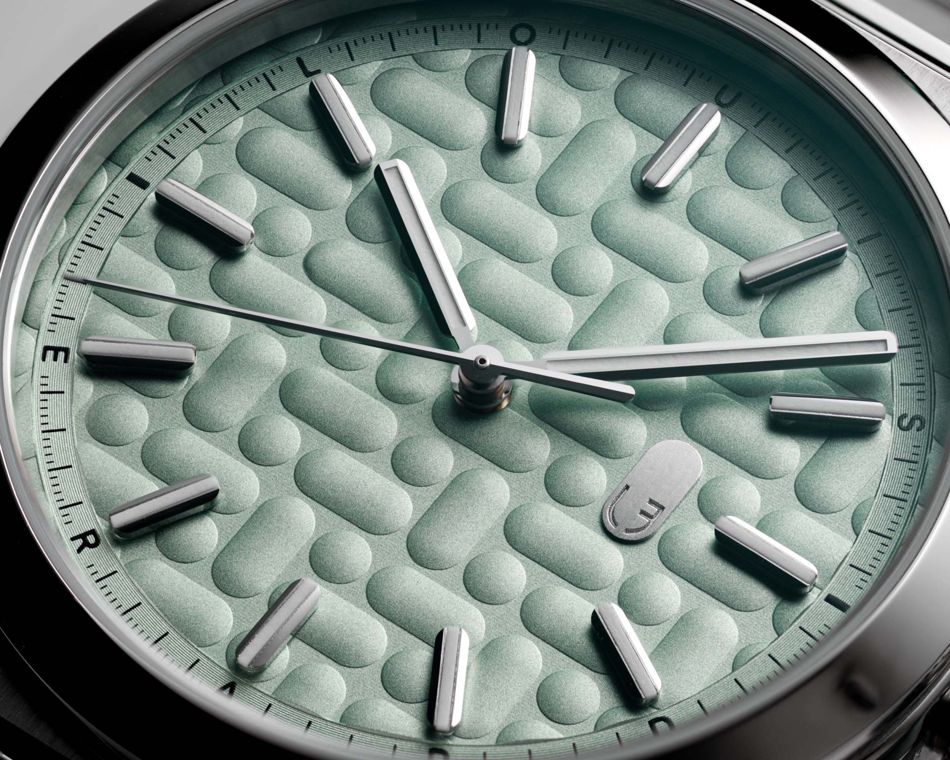 Louis Erard, 2340系列,2340 Mint,薄荷綠面盤,一體式鍊帶腕錶,漸縮式鍊帶,優雅運動風格,膠囊造型壓紋面盤