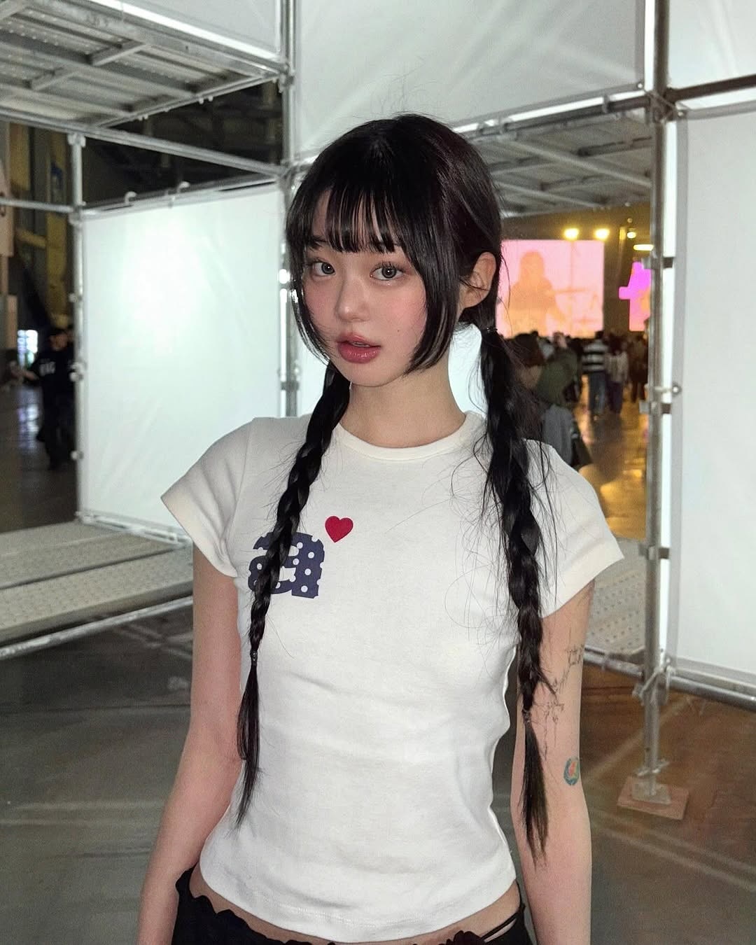 【代購】AEAE DOT 小號字母 修身短TEE(2色)