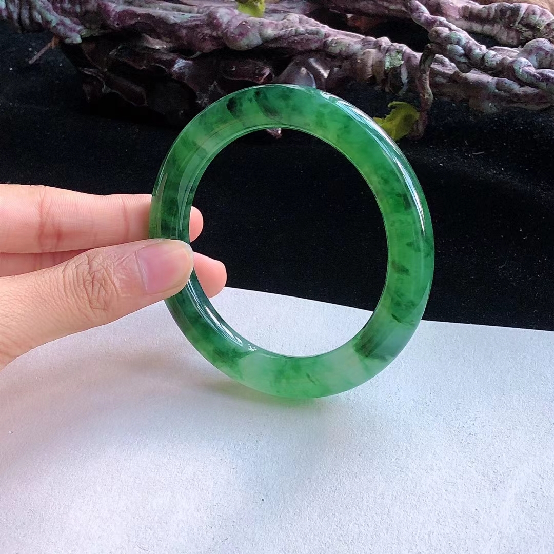 1042610 55.6mm冰糯飄辣綠翡翠圓條手鐲 (54-56)