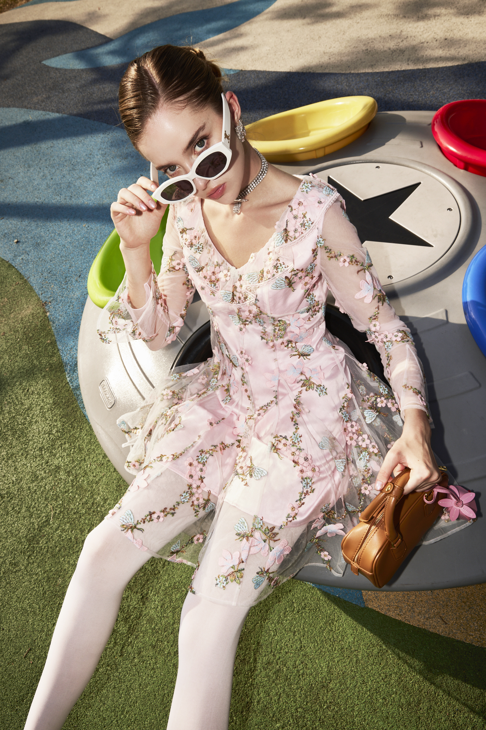 BE15029E1 藝術館之旅玫瑰蝴蝶刺繡V領洋裝