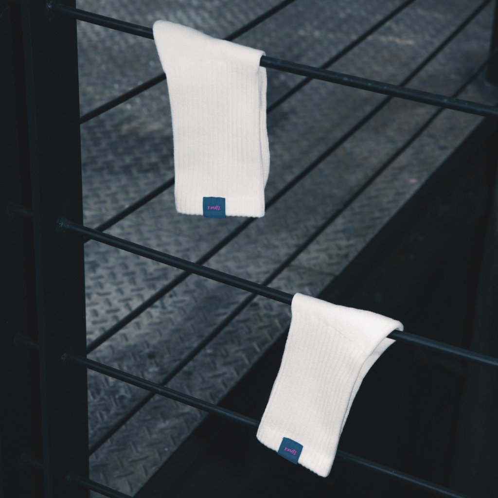 Lines標籤中筒襪