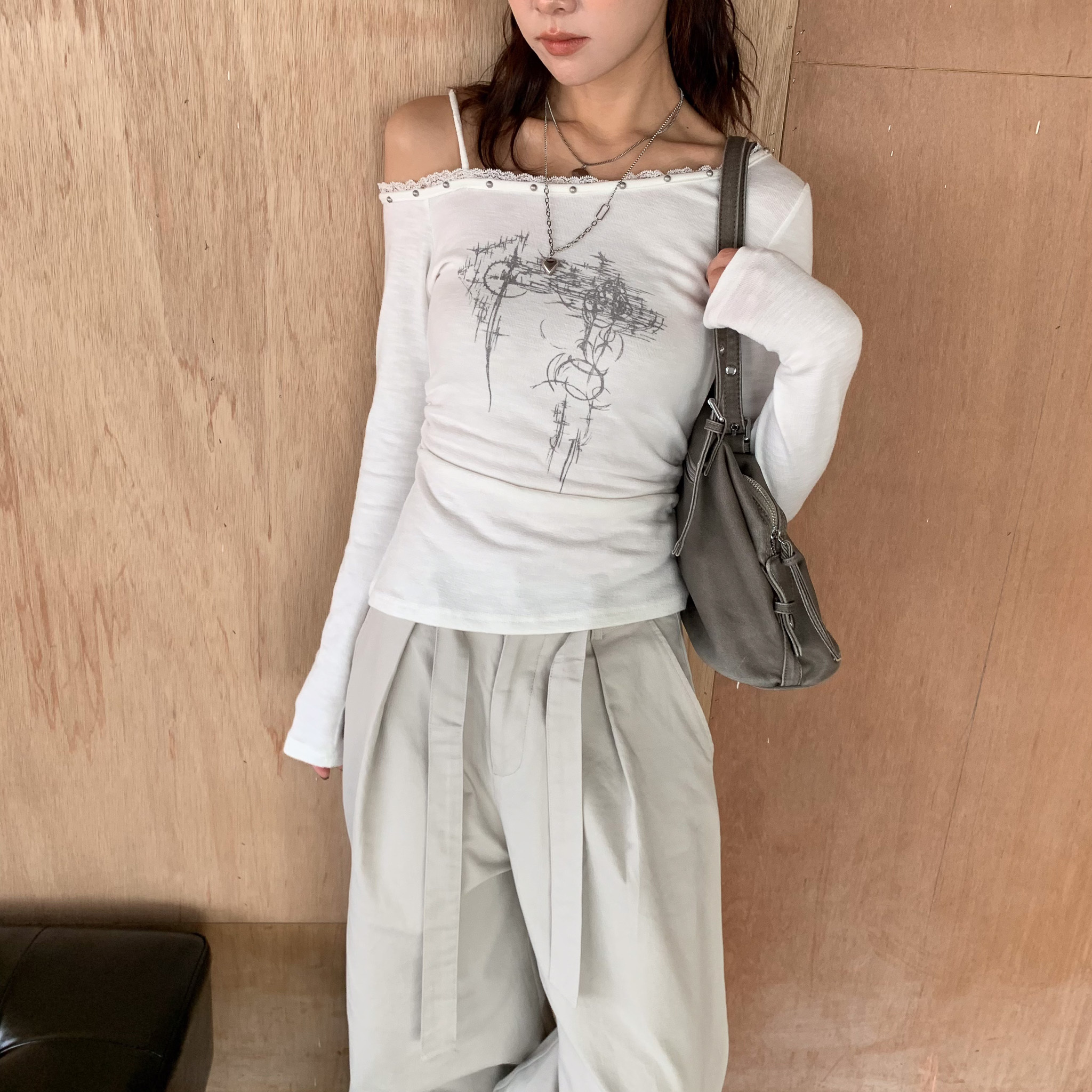 ISA_純慾hybrid 鉚釘蕾絲斜肩側抓皺上衣_59002