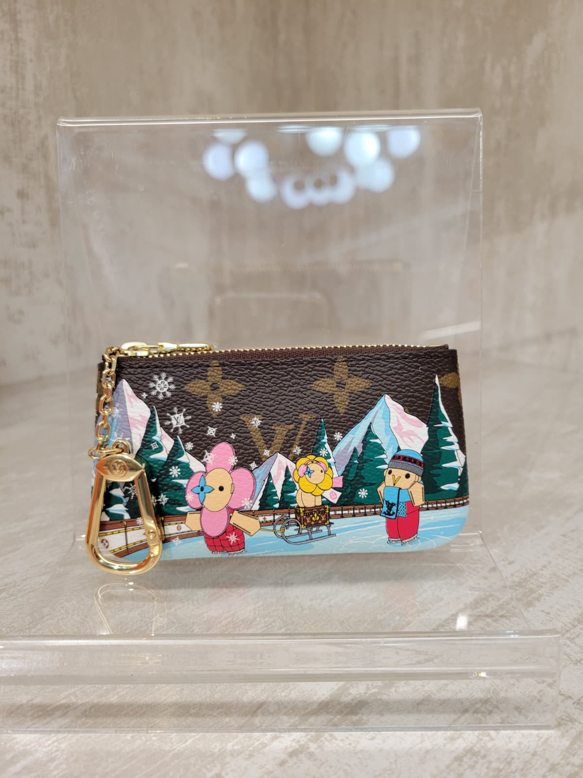 未使用品 UNUSED/99 % NEW LV M82620 2023 christmas LIMITED KEY PURSE Vivienne  聖誕系列 Vivienne 滑冰冰橇圖案 一字拉 鑰匙 卡片 零錢包