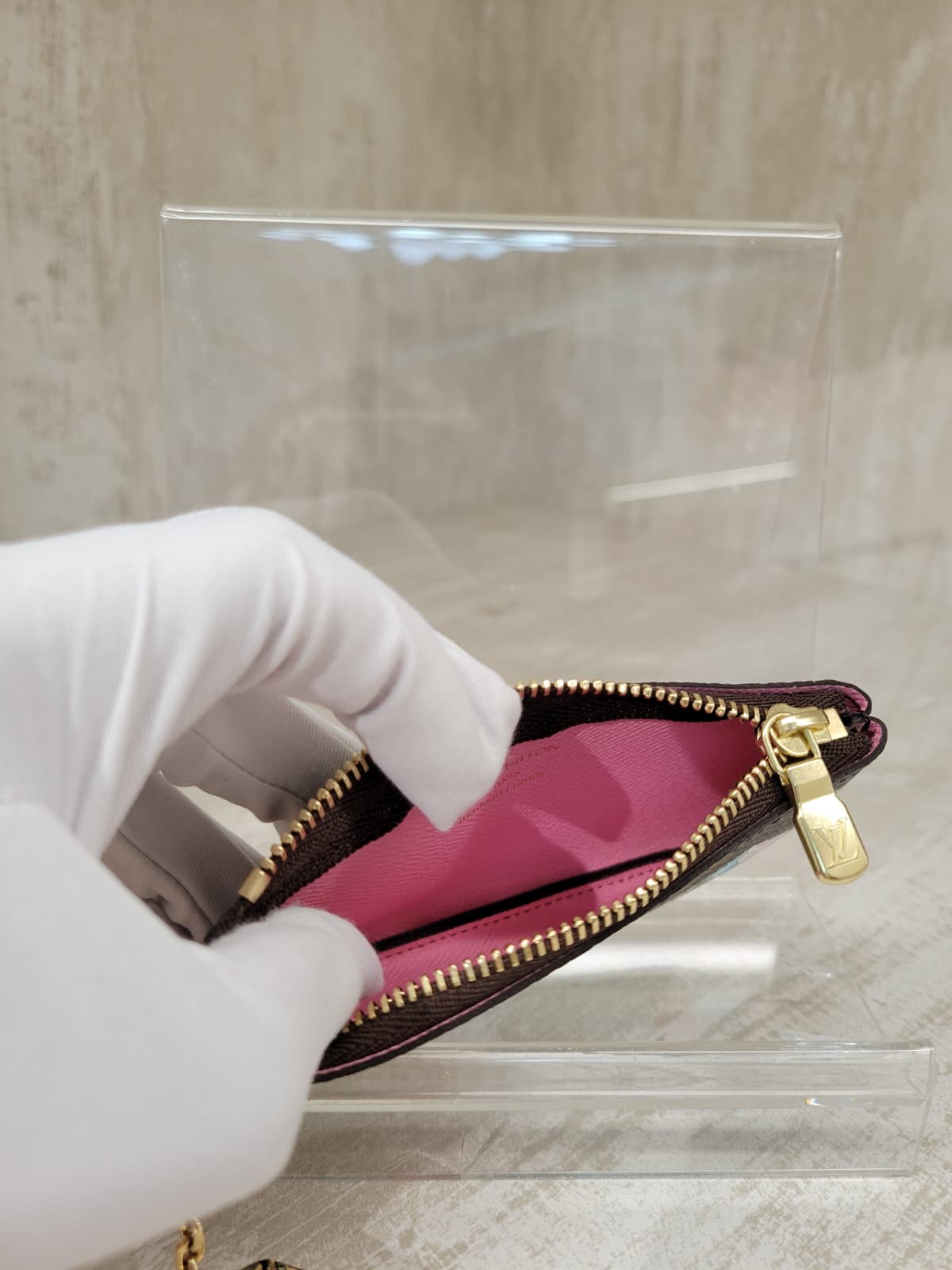 未使用品 UNUSED/99 % NEW LV M82620 2023 christmas LIMITED KEY PURSE Vivienne  聖誕系列 Vivienne 滑冰冰橇圖案 一字拉 鑰匙 卡片 零錢包