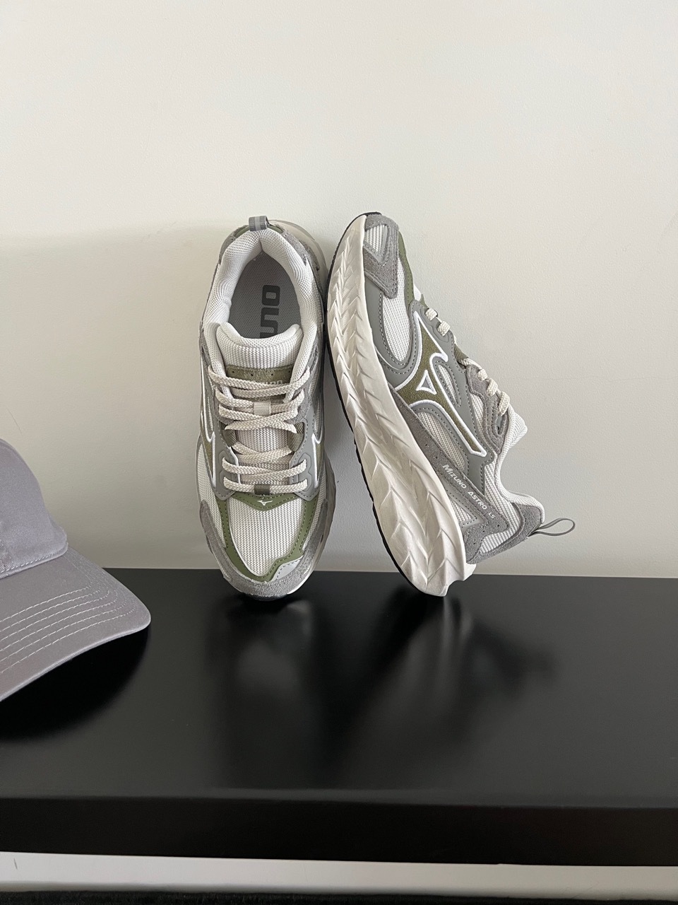 MIZUNO ASTRO LS 米灰橄欖綠 灰綠 奶油灰 低飽和 復古 增高 厚底 緩震 男女鞋 D1GH252105 / 預購