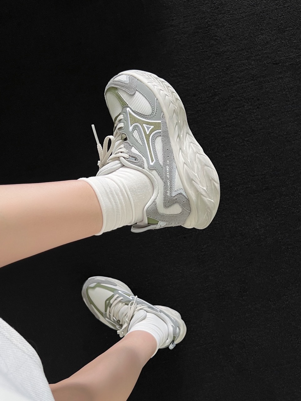 MIZUNO ASTRO LS 米灰橄欖綠 灰綠 奶油灰 低飽和 復古 增高 厚底 緩震 男女鞋 D1GH252105 / 預購