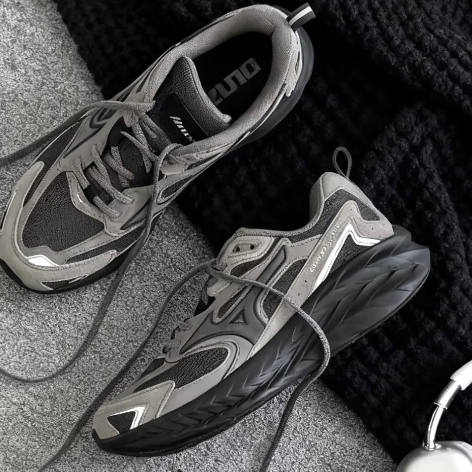 MIZUNO ASTRO LS 芝麻灰黑 灰咖 緩震 機能性 低飽和 復古 增高 厚底 男女鞋 D1GH252102 / 預購