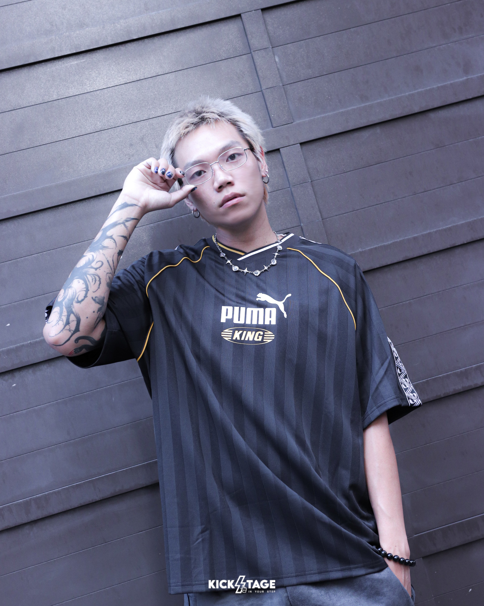 男女款 PUMA KING TEE 黑 白 王淨同款 足球風 復古 撞色 V領 寬鬆 短袖 短TEE【6325630】